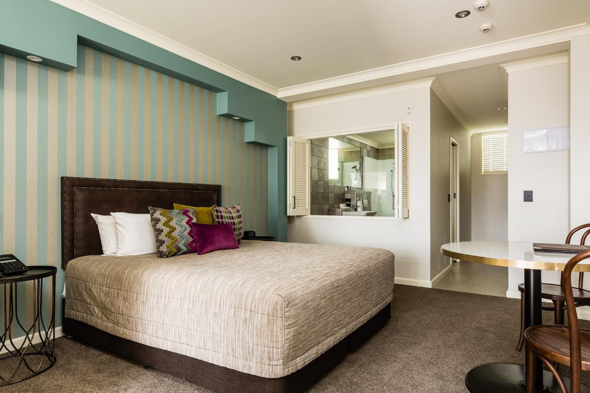 Upper Level Art Deco Studio Suite (Non Ocean View)