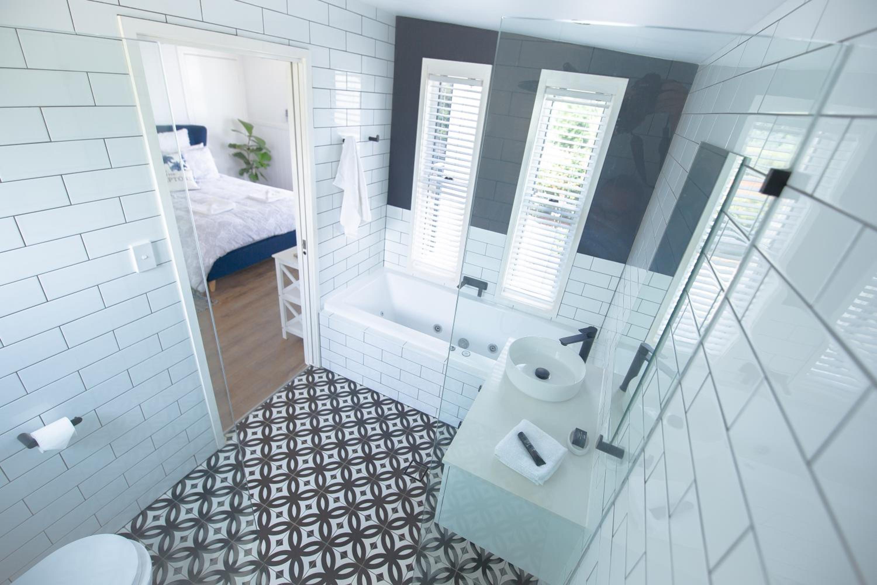 Queen Bed with Bath and Shower photo 3