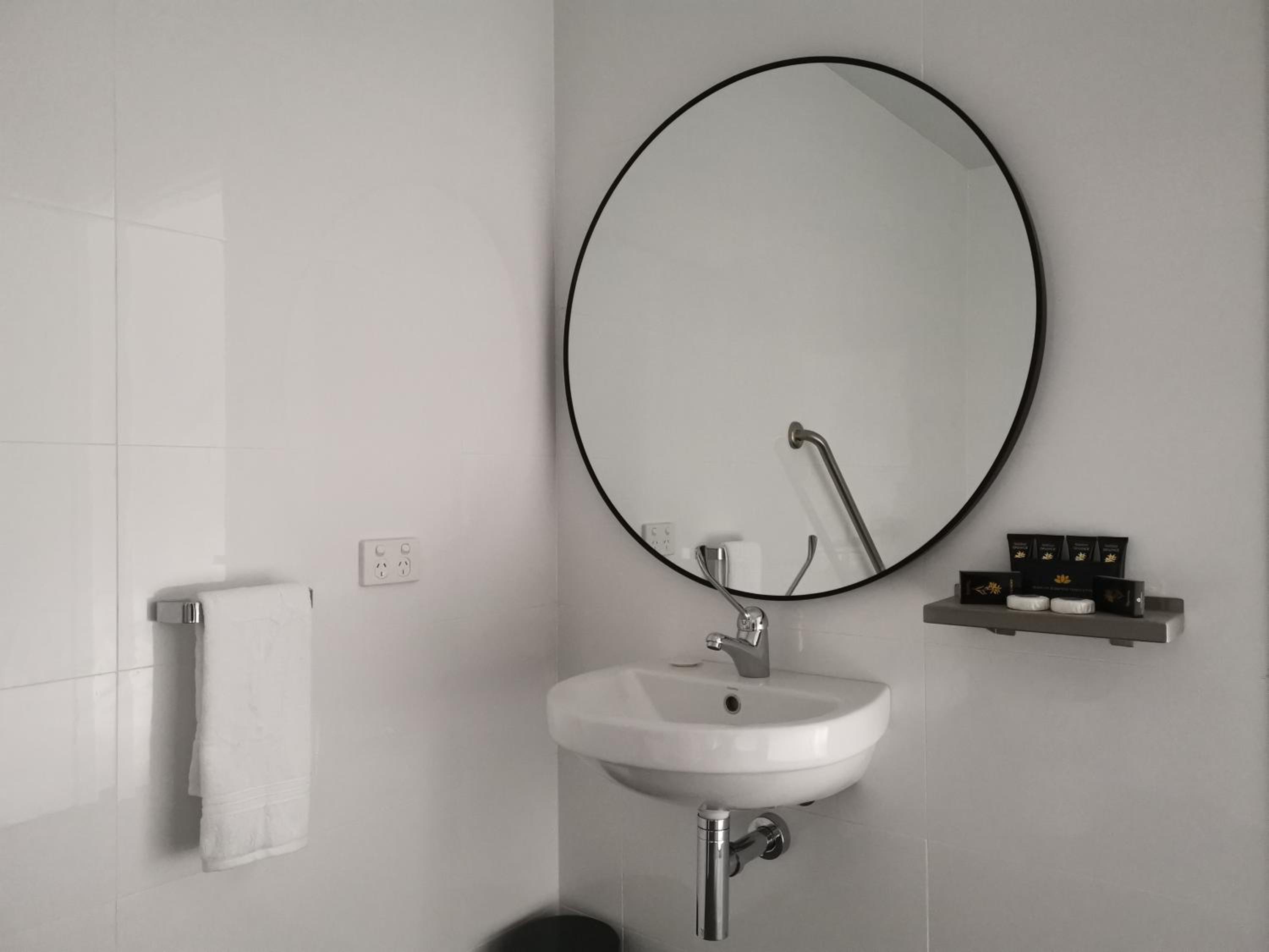 Double or Twin Room - Disability Access (Ground Floor) - Photo 4