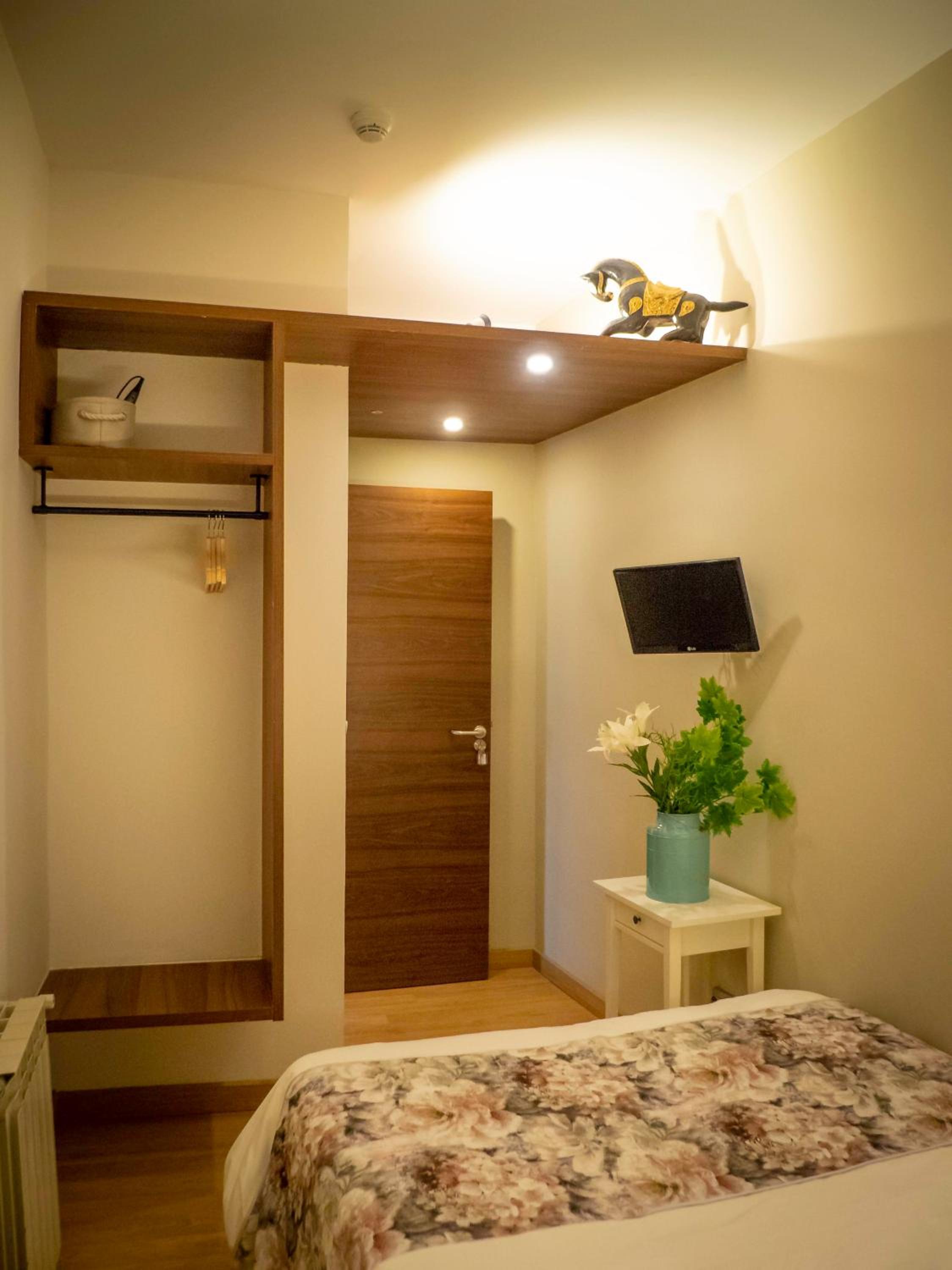 Interior Single Room with private Bathroom photo 2