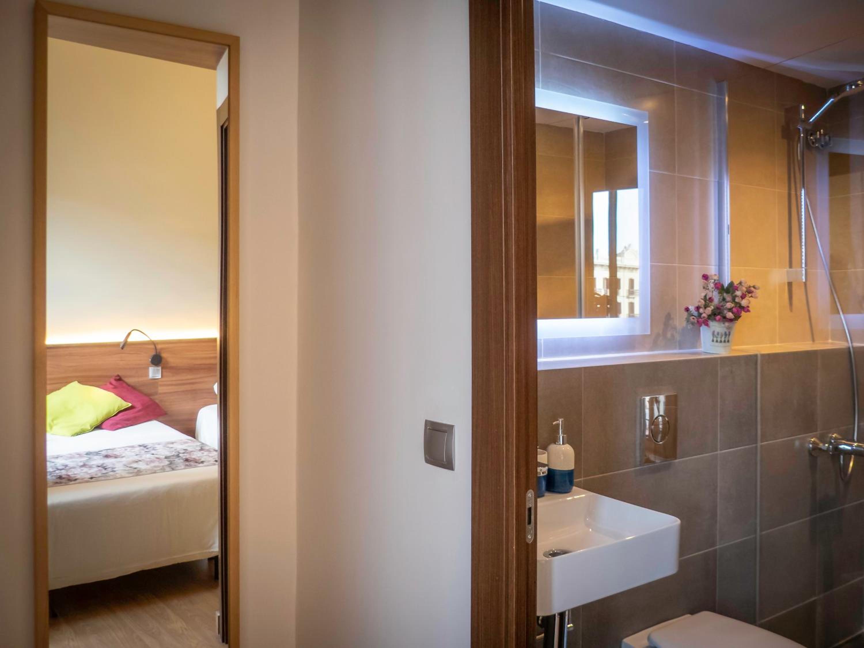 Double Room with Extra Bed and private bathroom photo 3