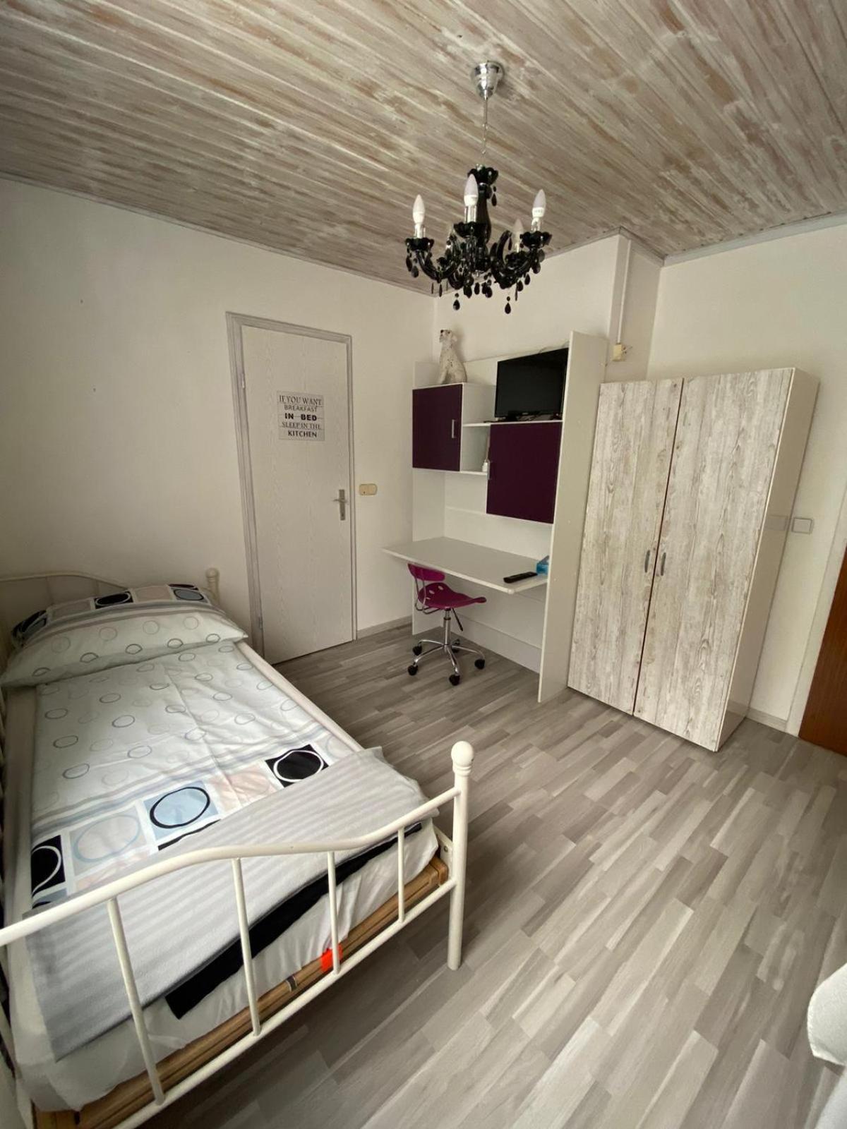 Single Room with Bathroom photo 1