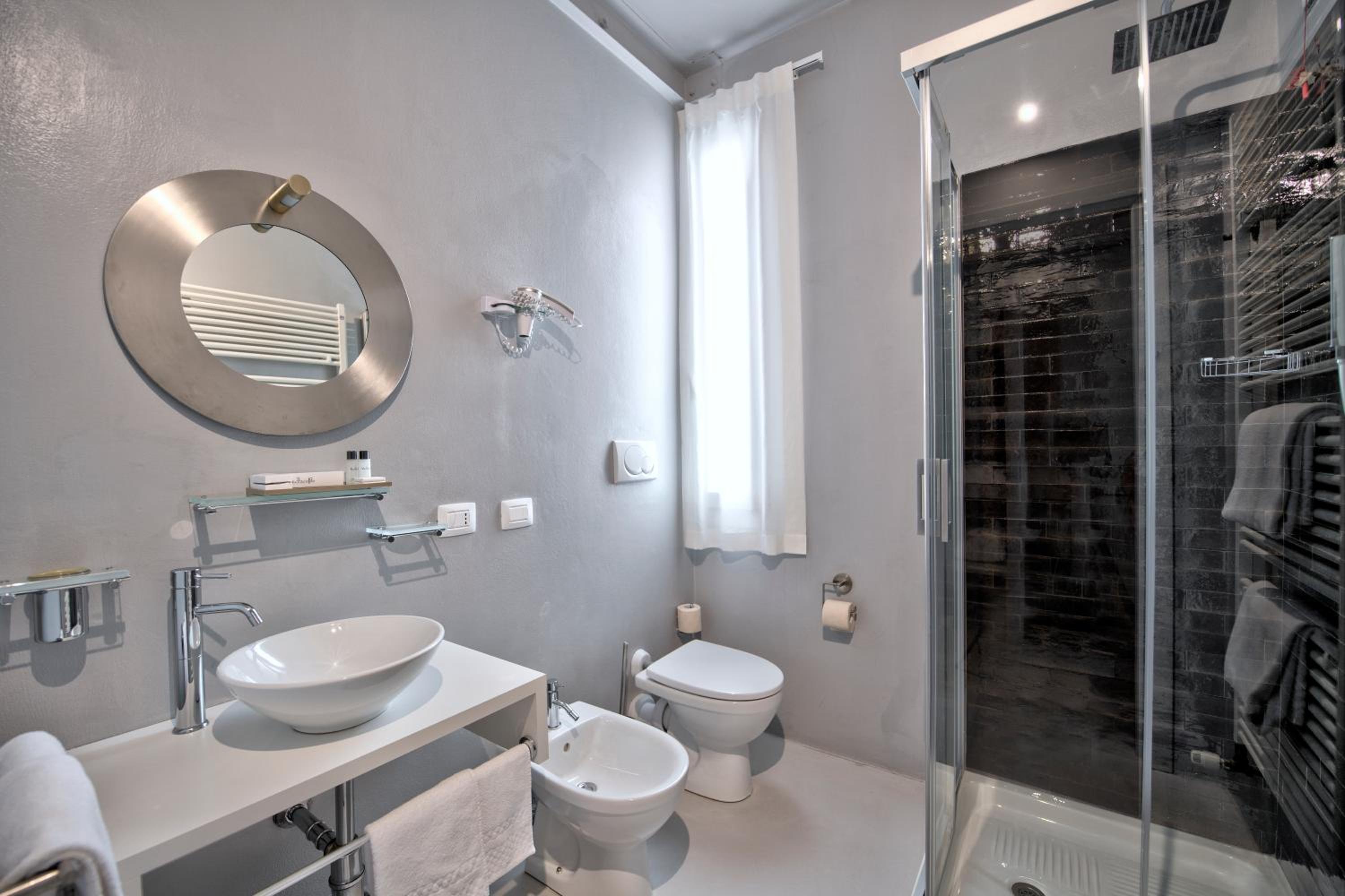 Junior Queen Suite - Photo 3