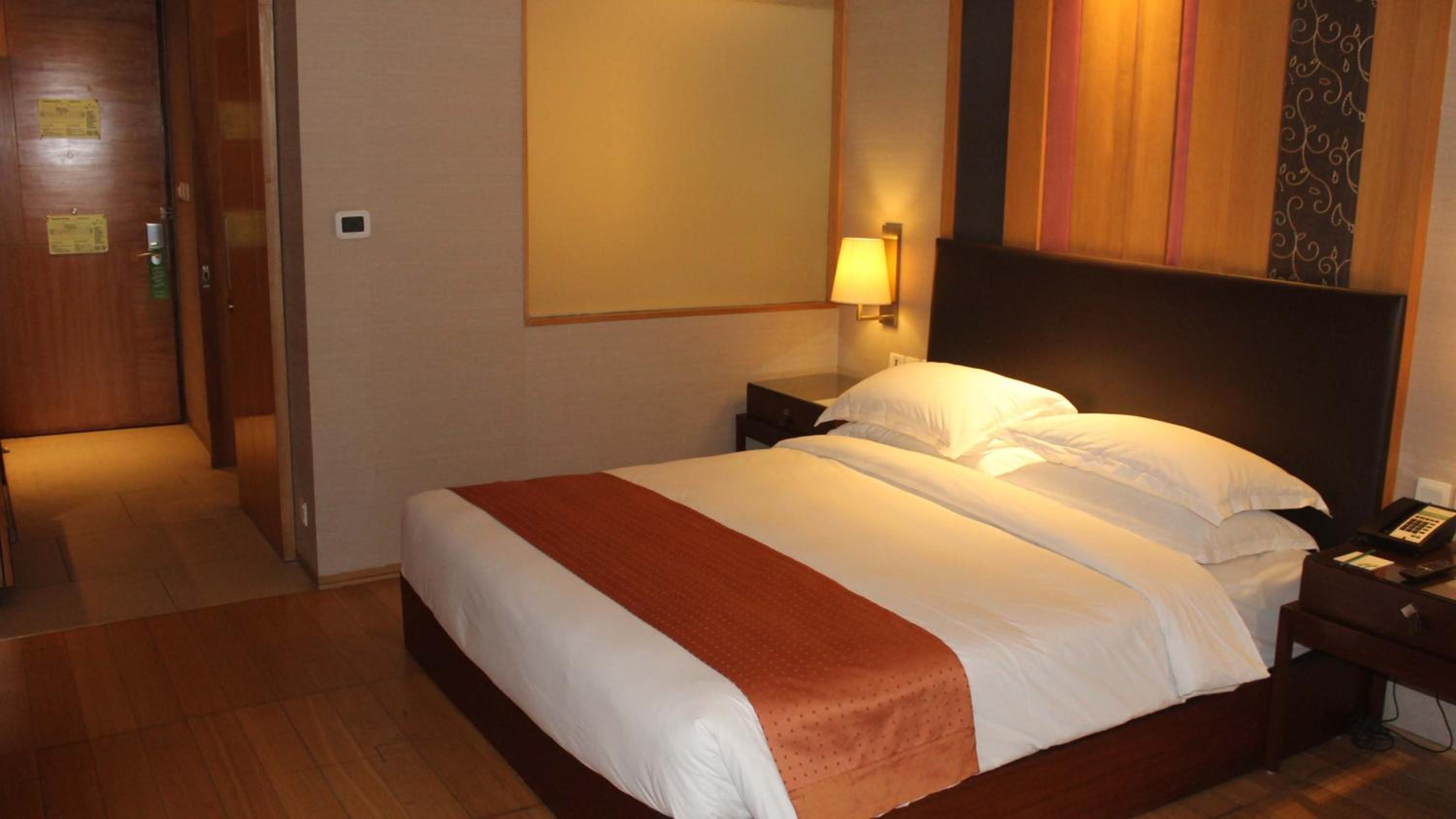 Standard King Room - Accessible with 20% off on F&B and Laundry thumbnail 5