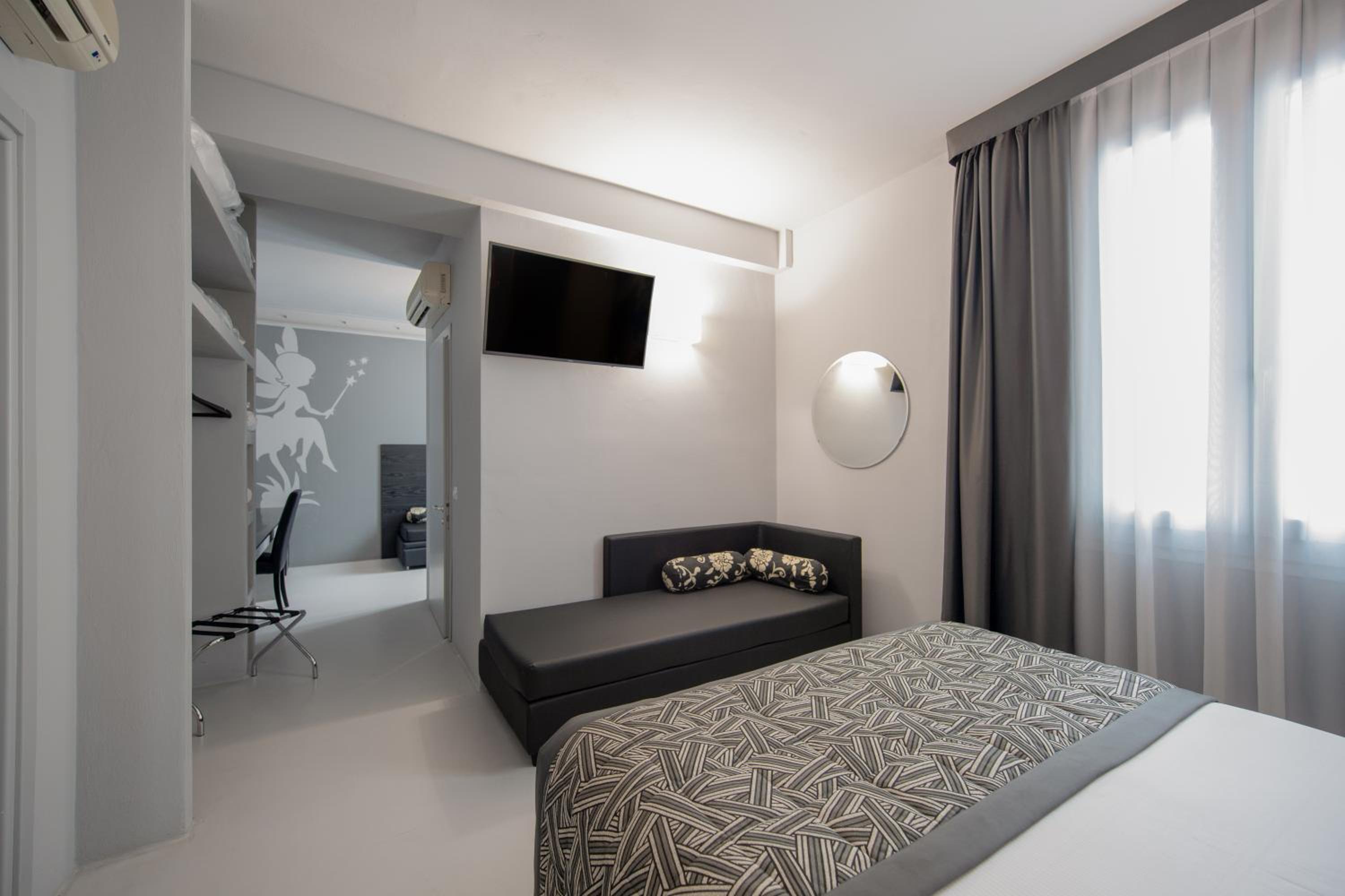 Junior Queen Suite - Photo 5