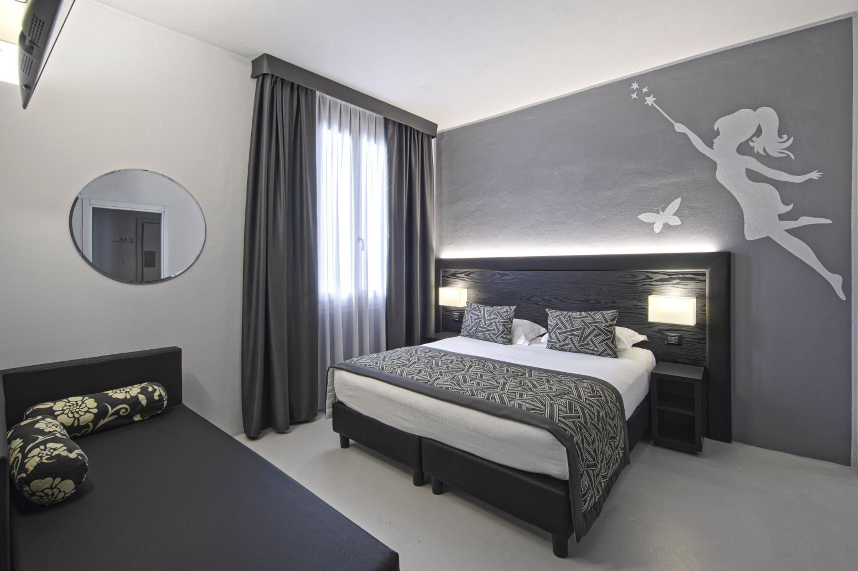 Junior Queen Suite - Photo 6