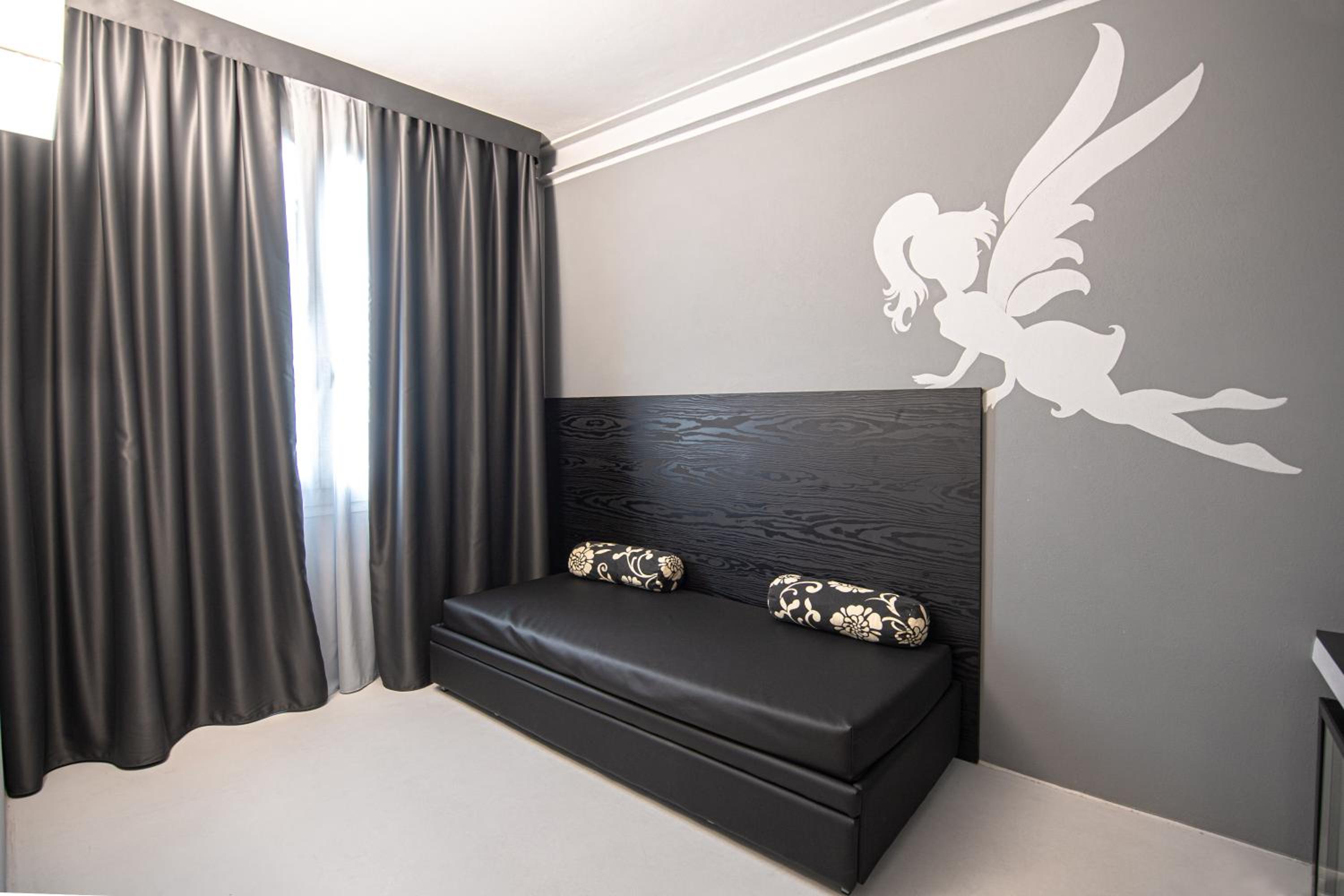 Junior Queen Suite - Photo 7