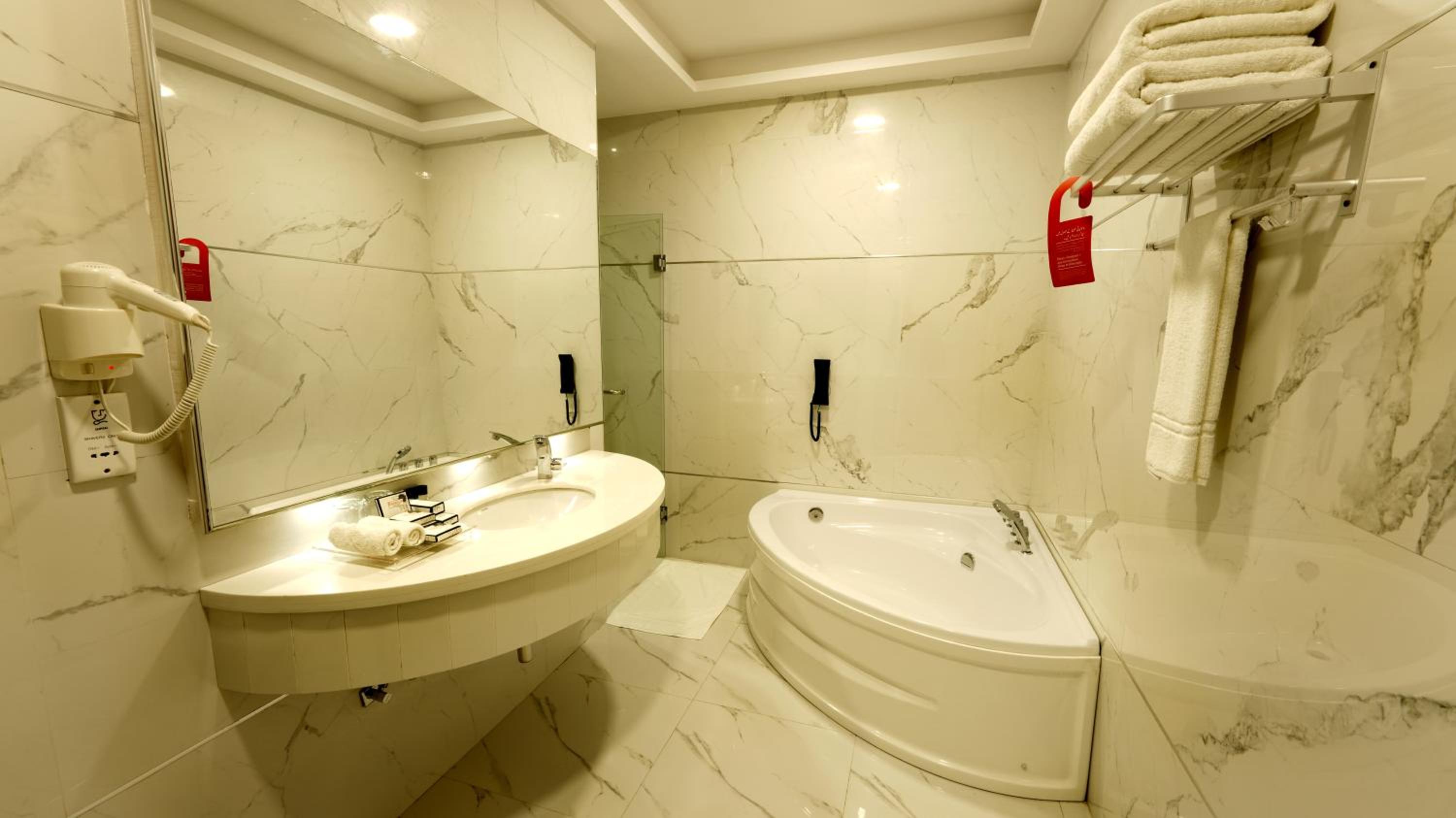 Business King Suite - Non-Smoking - Photo 2