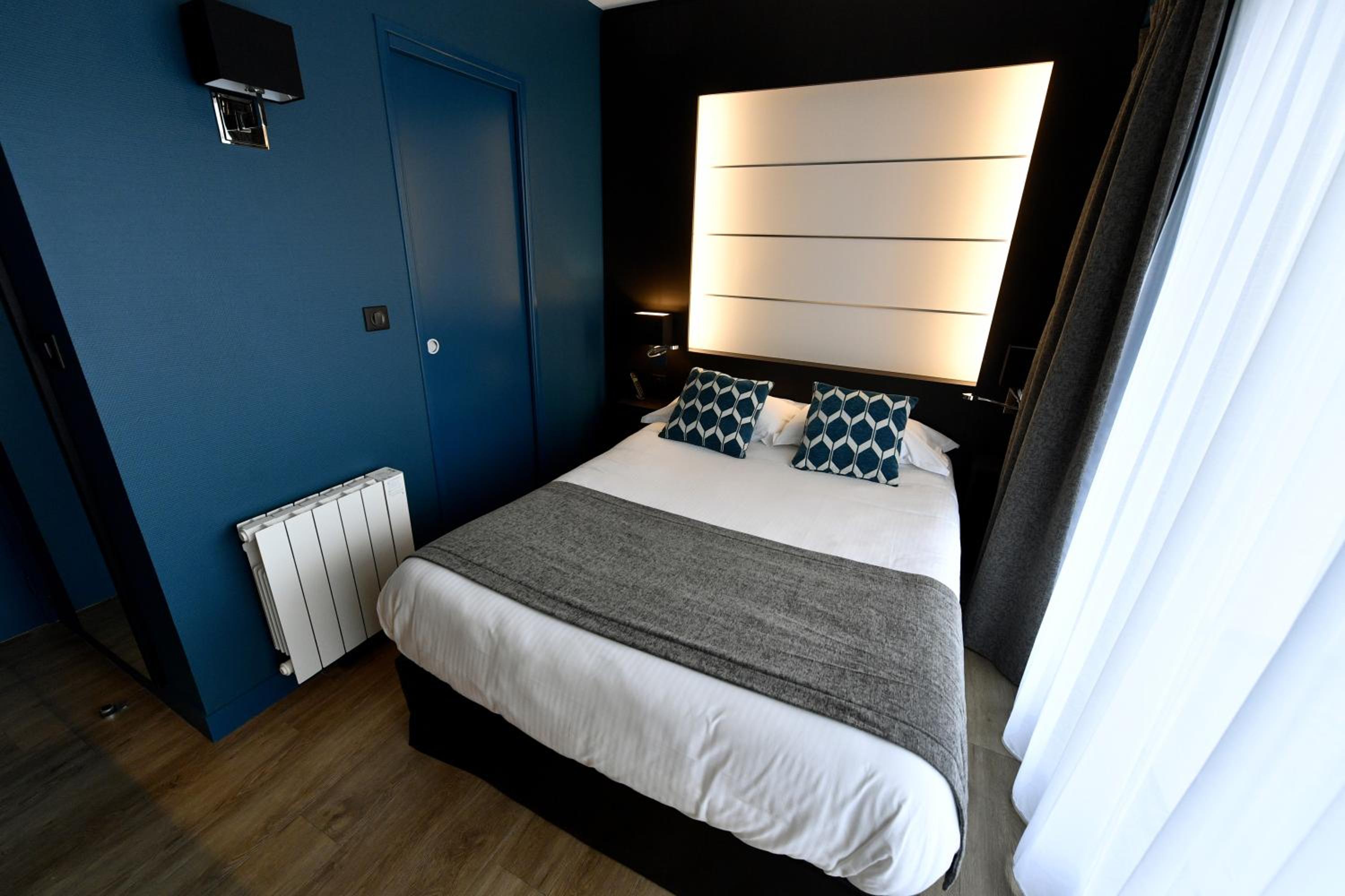 Standard Double Room - Photo 12