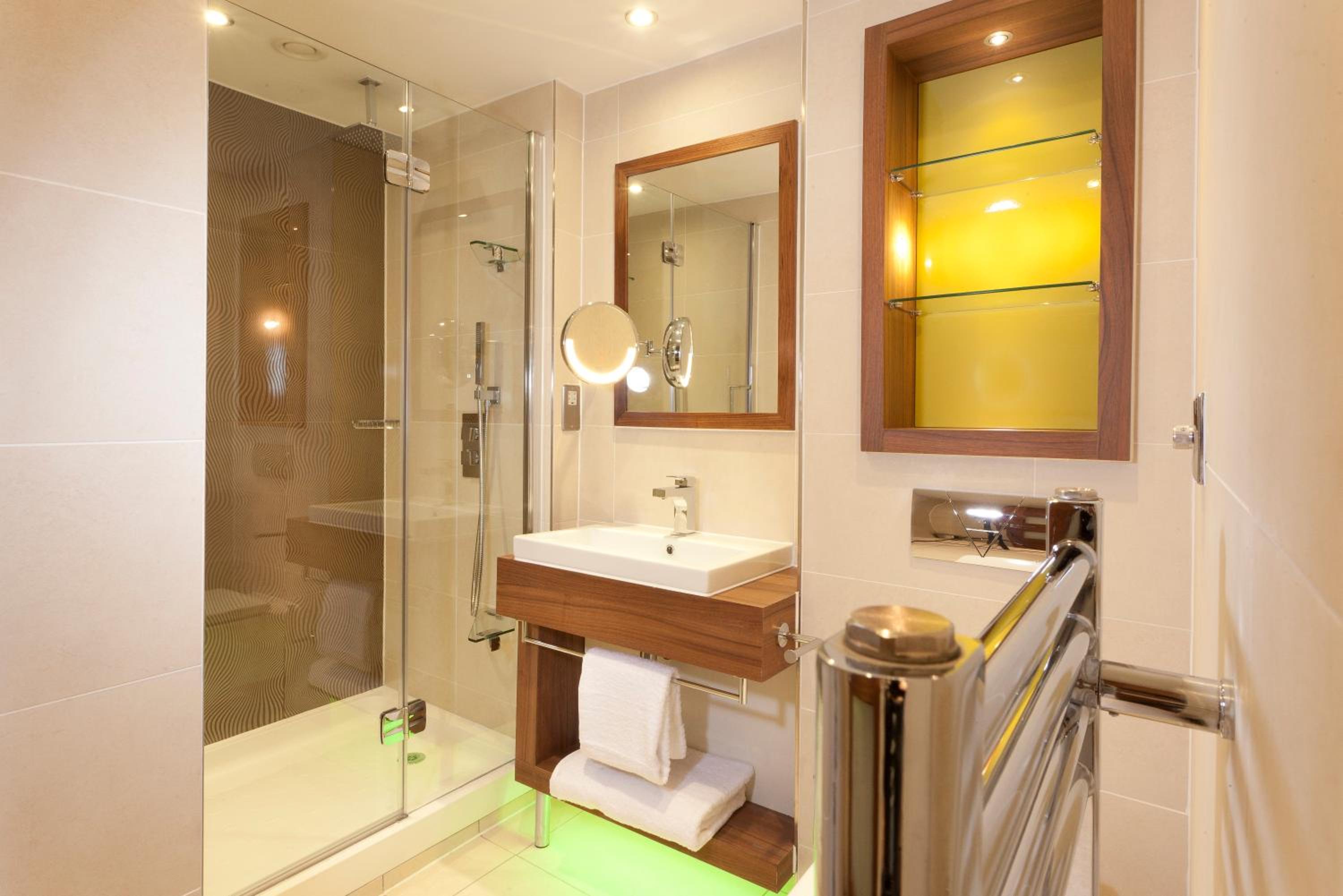 Premium King Room - Photo 11
