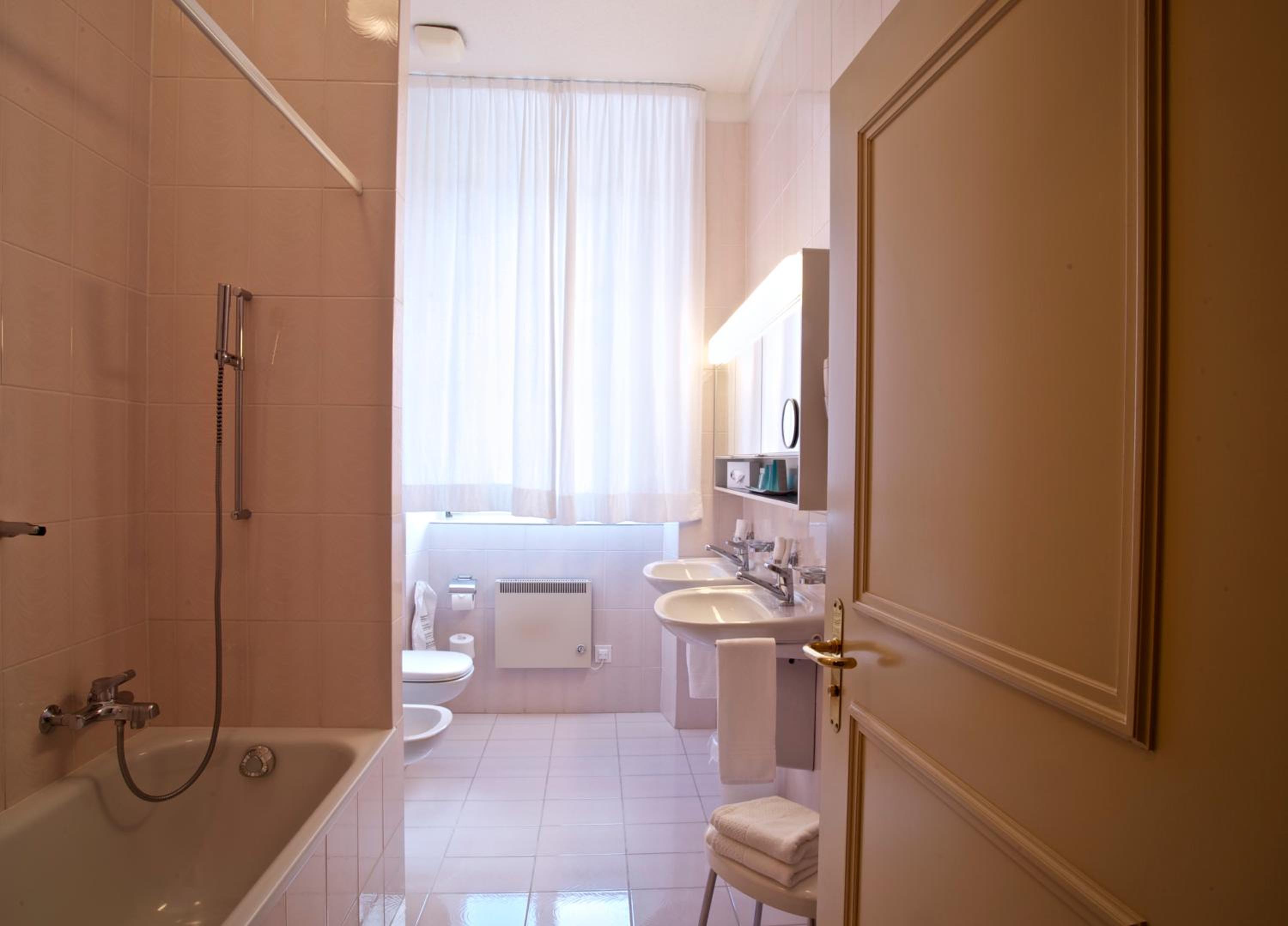 Deluxe Double or Twin Room with Lake View photo 2