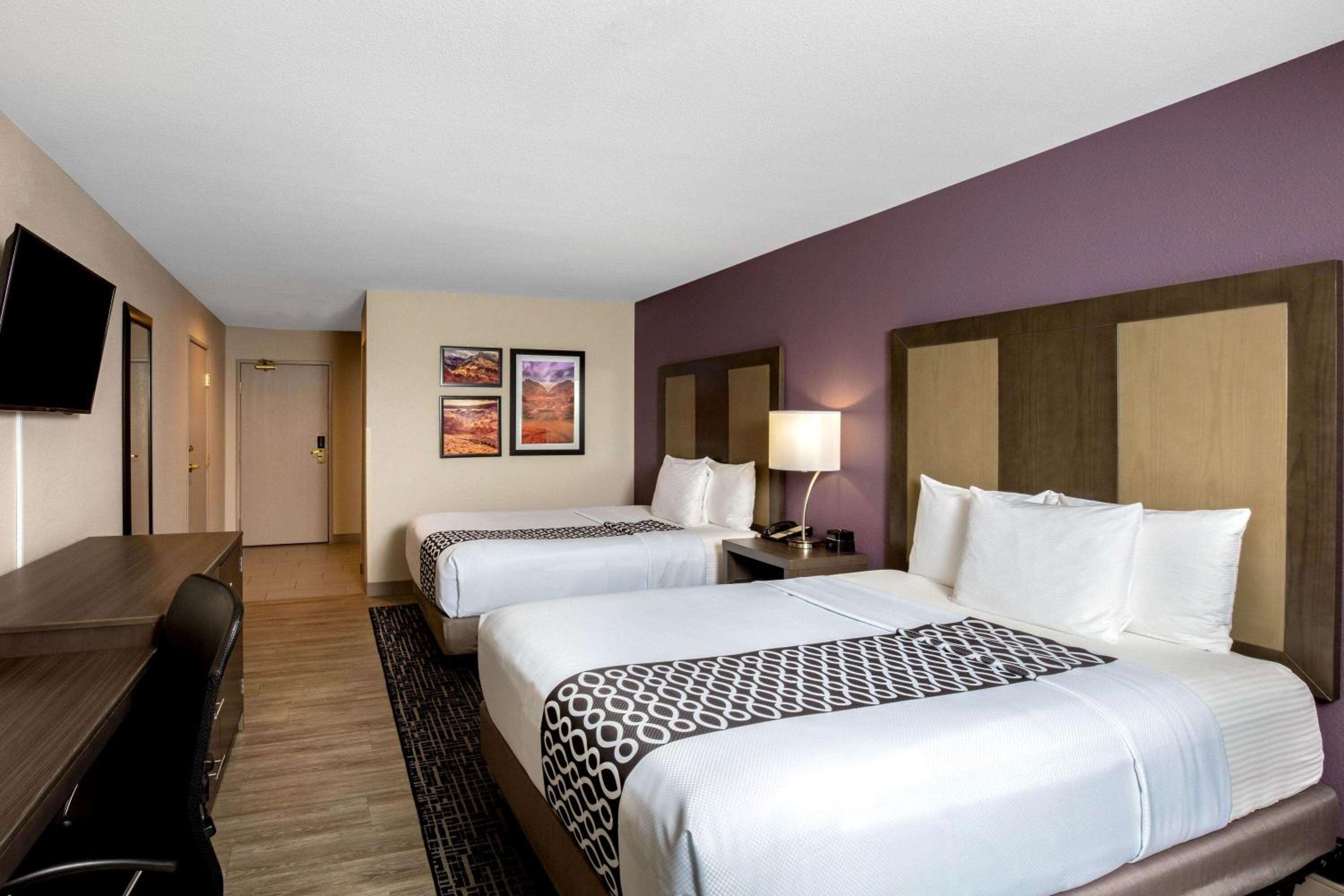 Deluxe Queen Room with Two Queen Beds - Photo 3