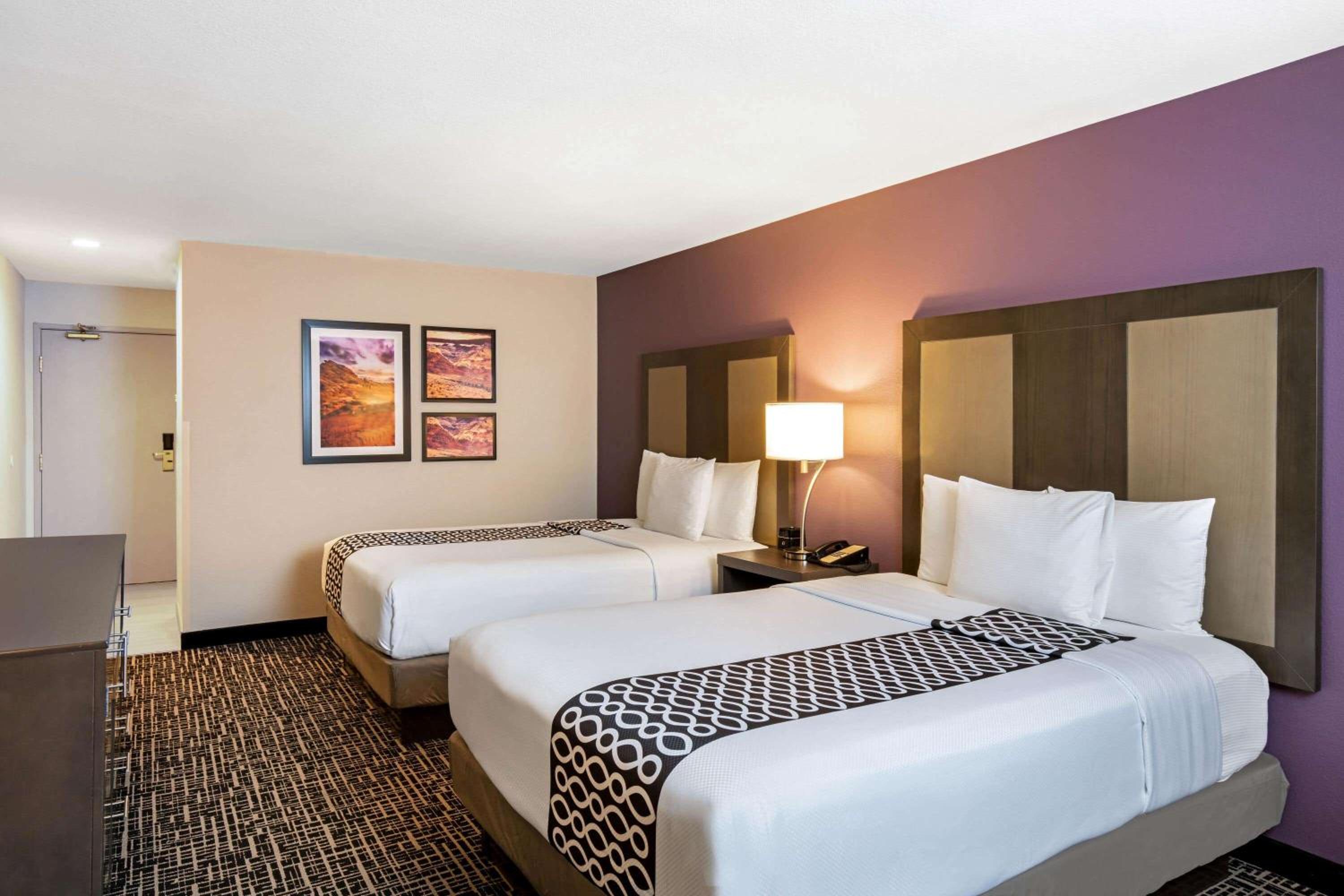 Deluxe Queen Room with Two Queen Beds - Photo 4