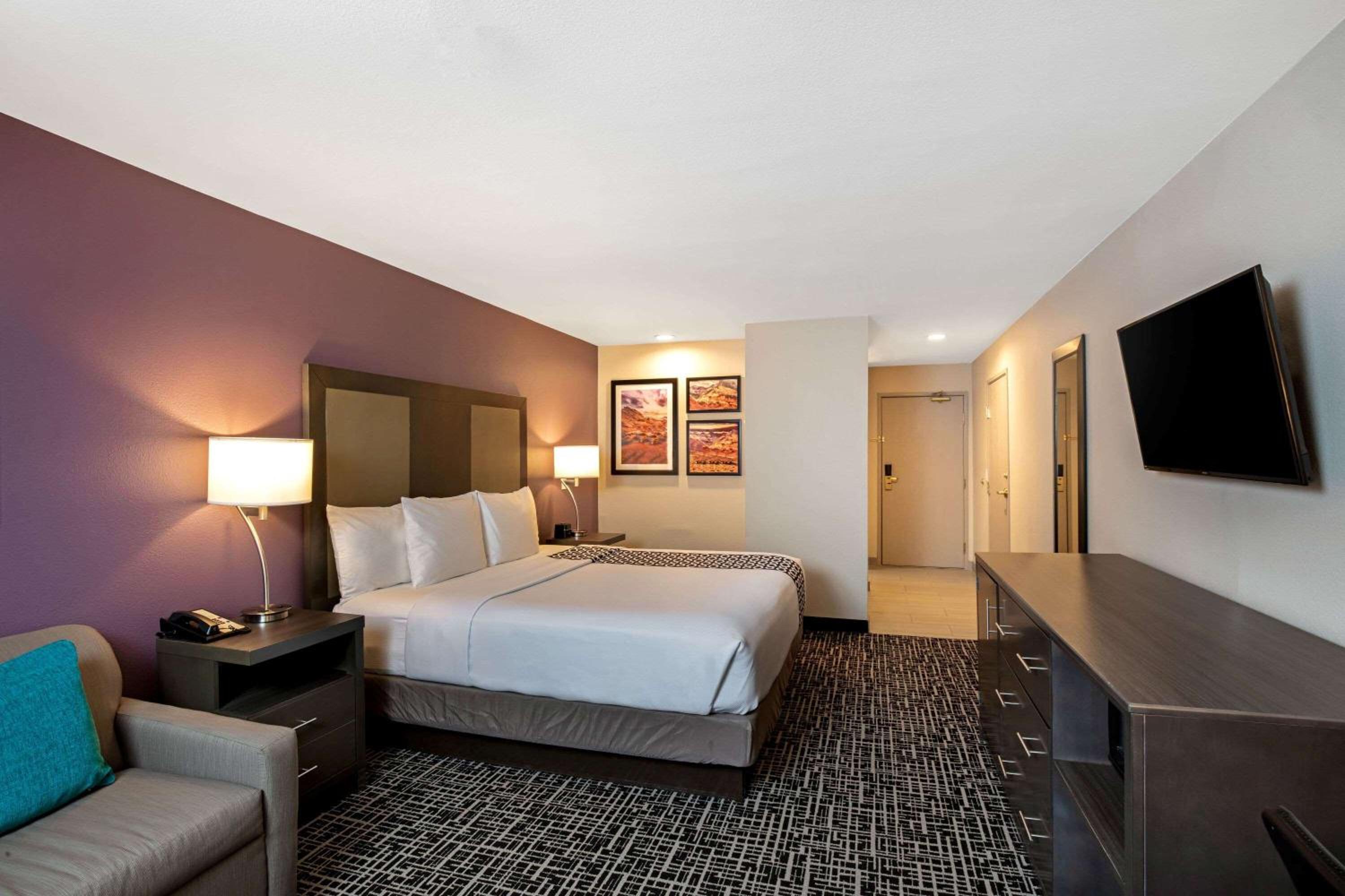 Deluxe King Room - Photo 2
