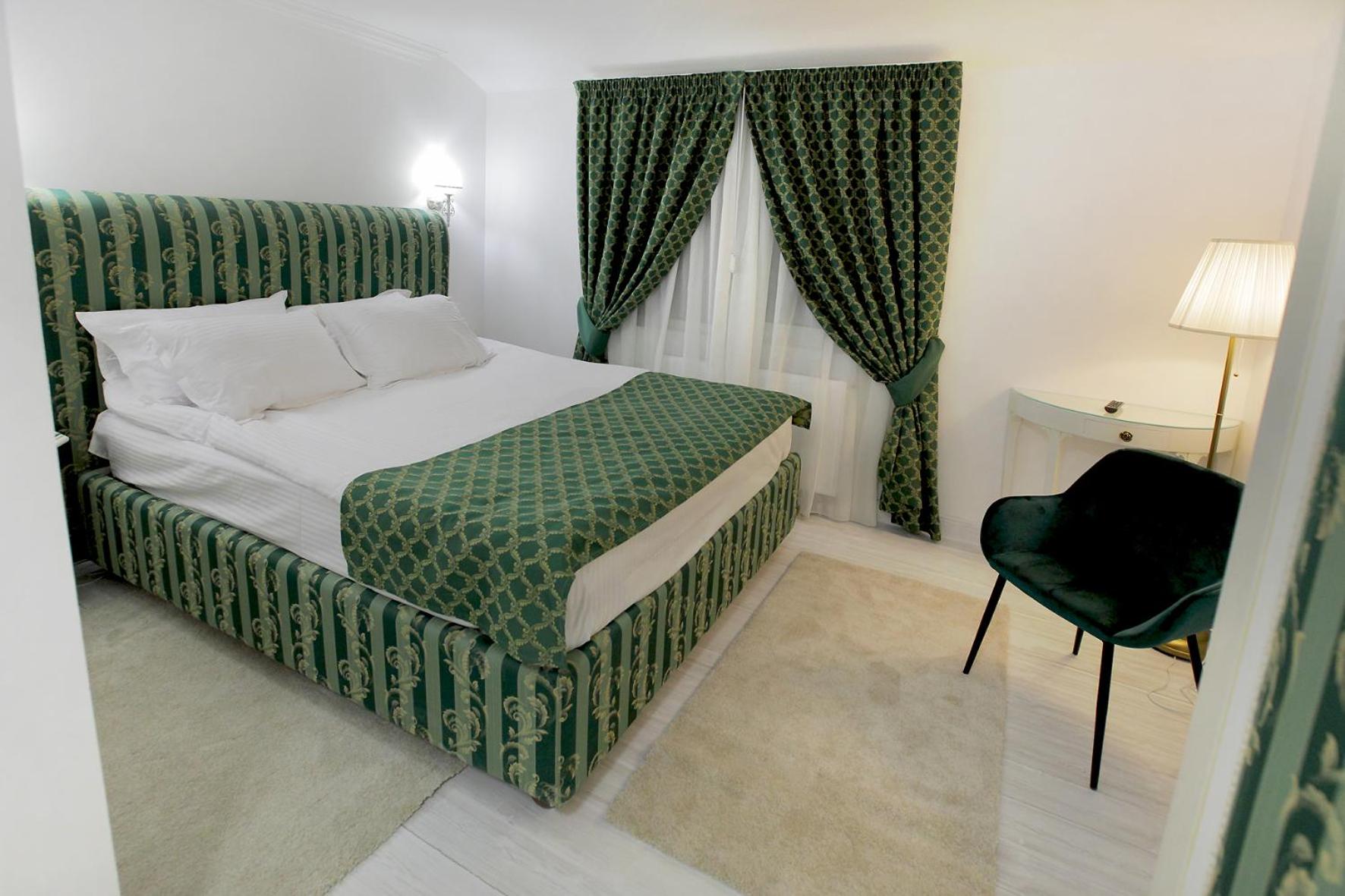 Standard Double Room - Photo 9