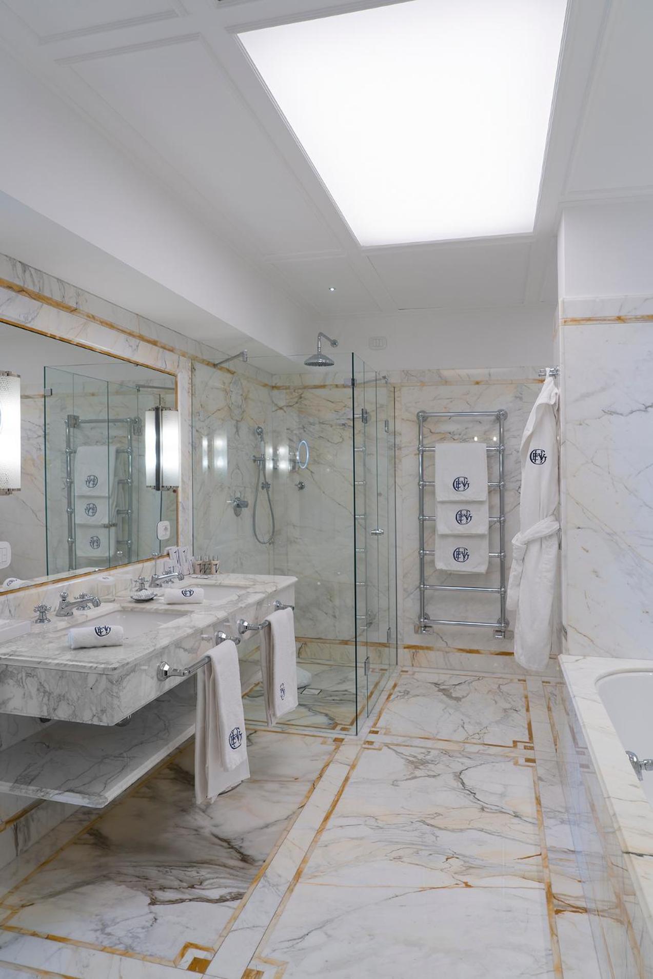 Suite with Terrace thumbnail 5