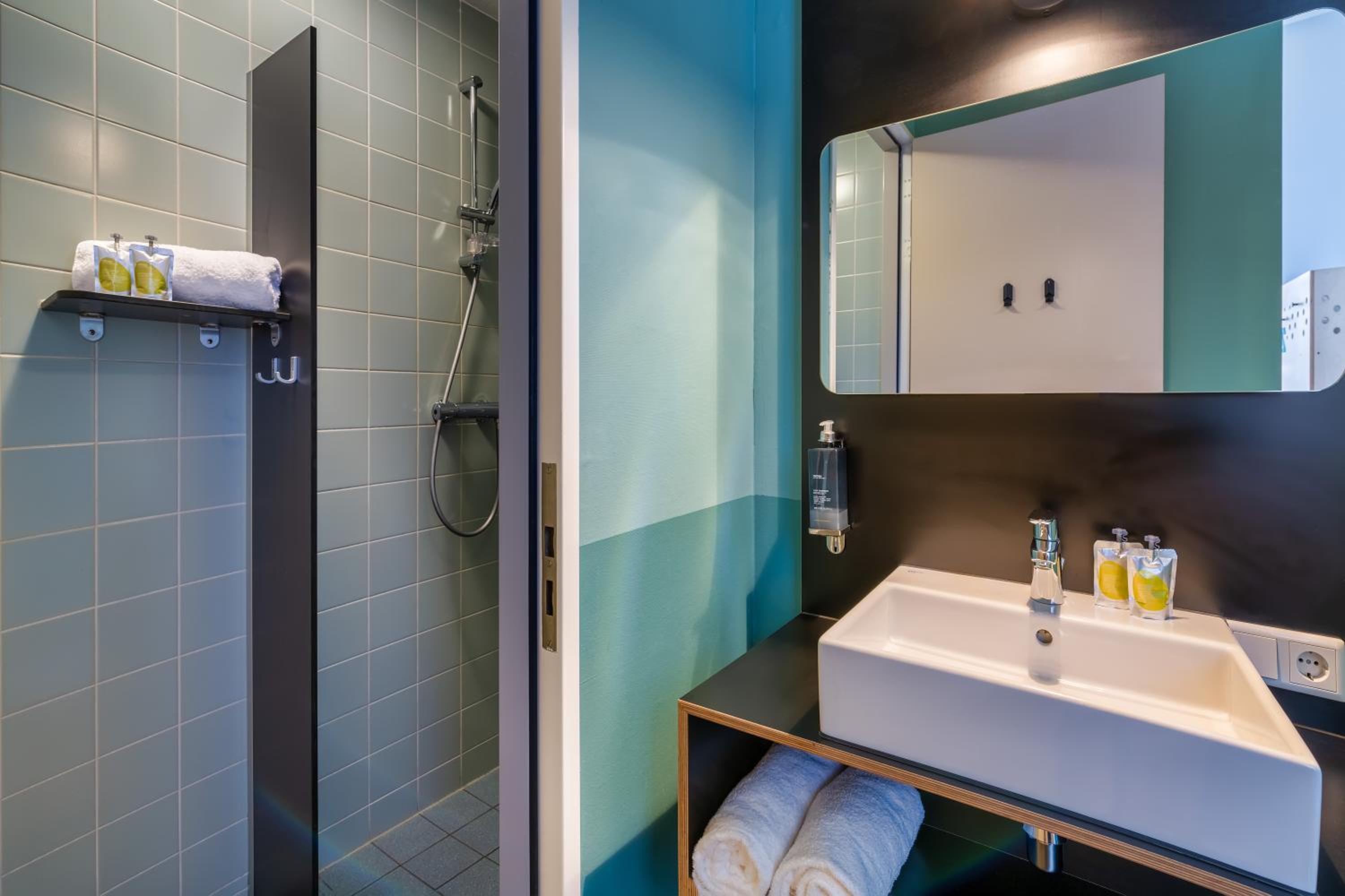 Quadruple Family Room with Private Bathroom and Shower - Photo 4
