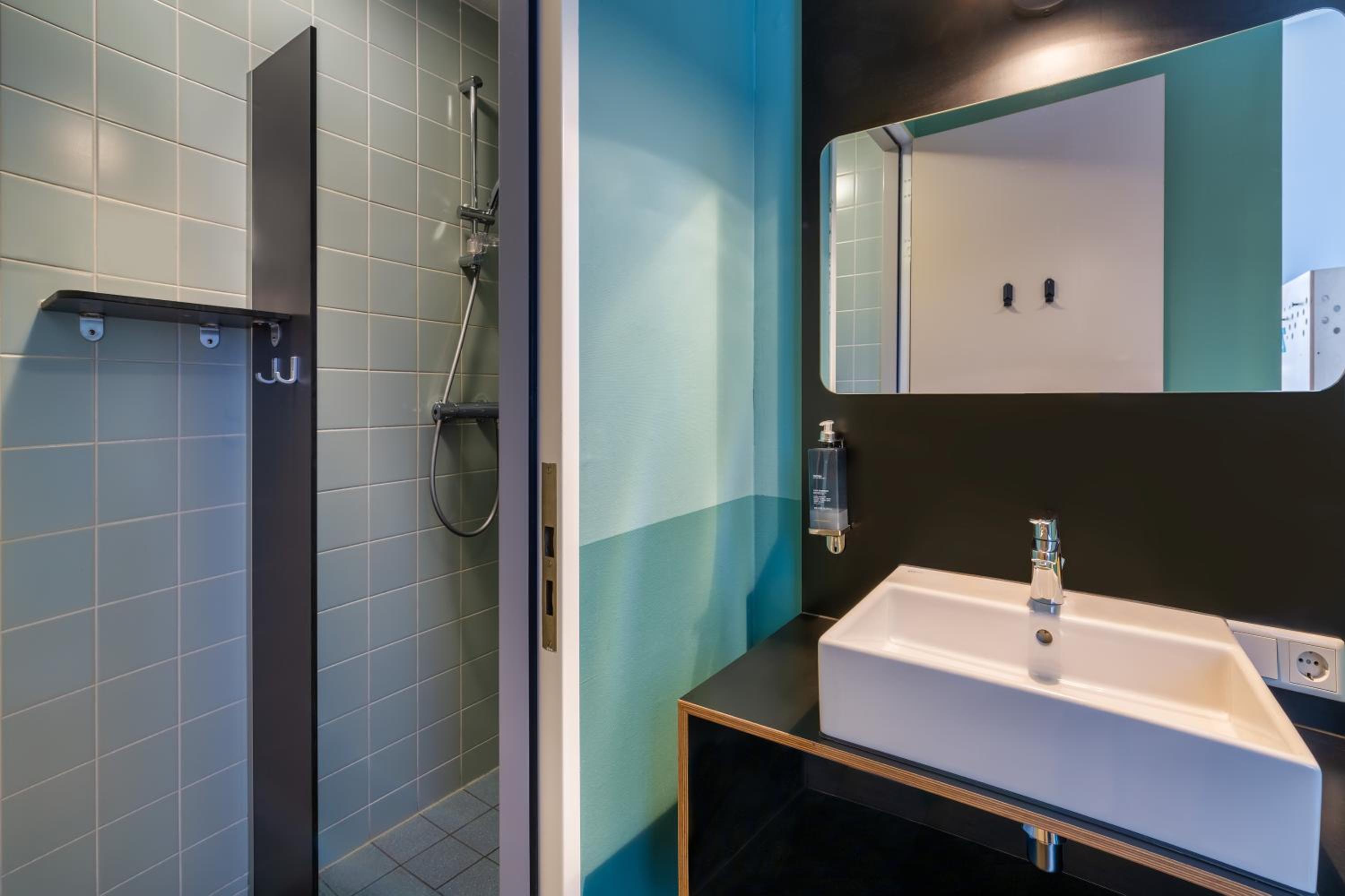 Quadruple Room with Private Bathroom and Shower - Photo 4