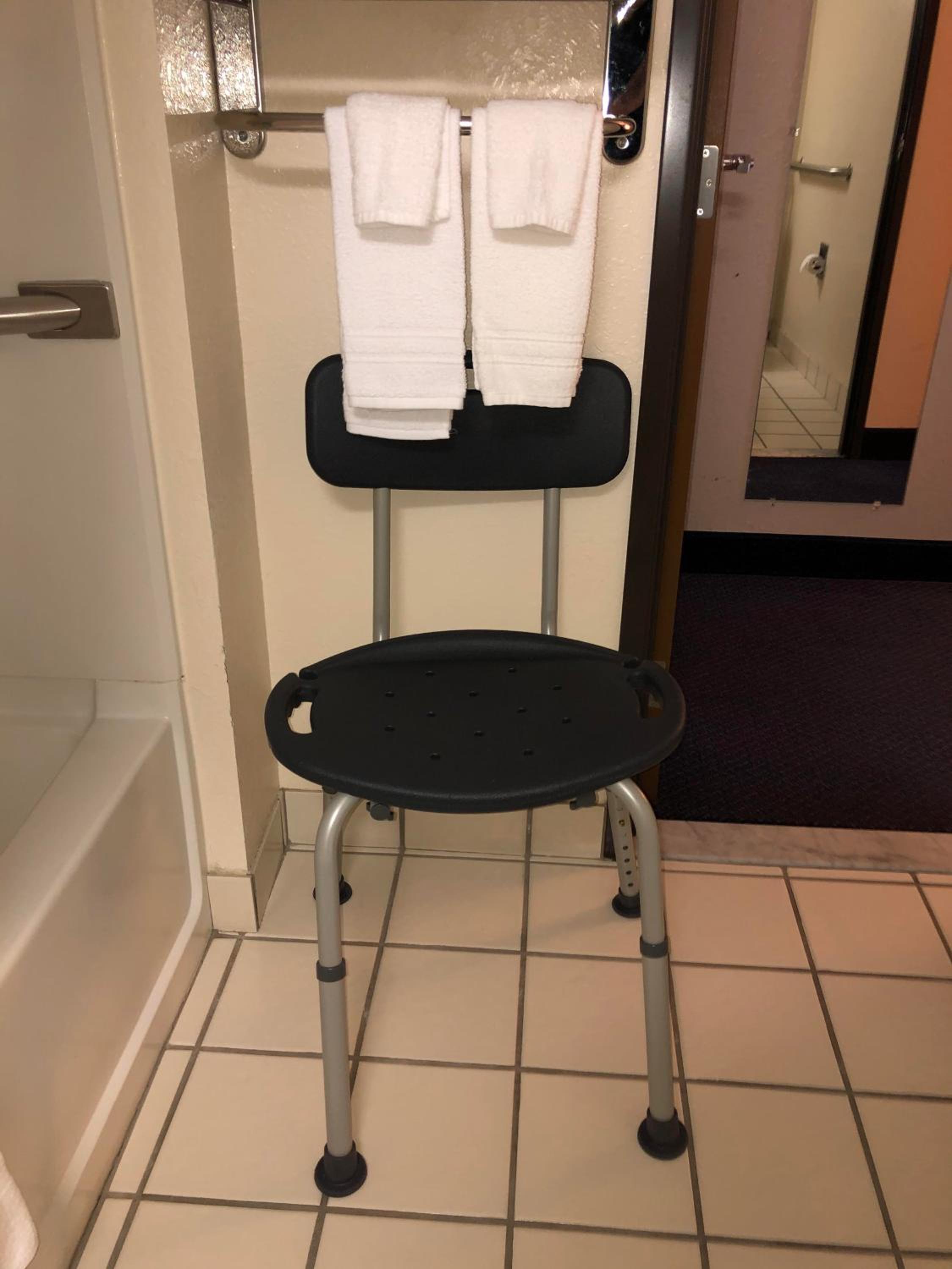Queen Room - Mobility Access/Non-Smoking photo 3