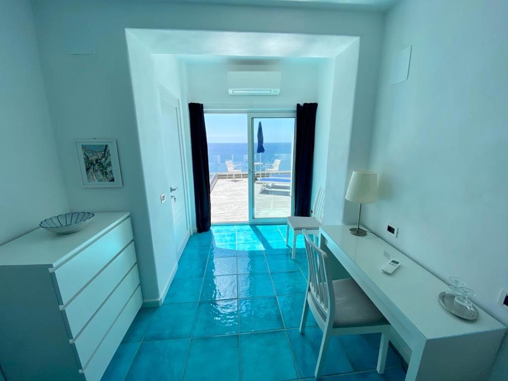 Junior Suite with Terrace and Sea View - Photo 13