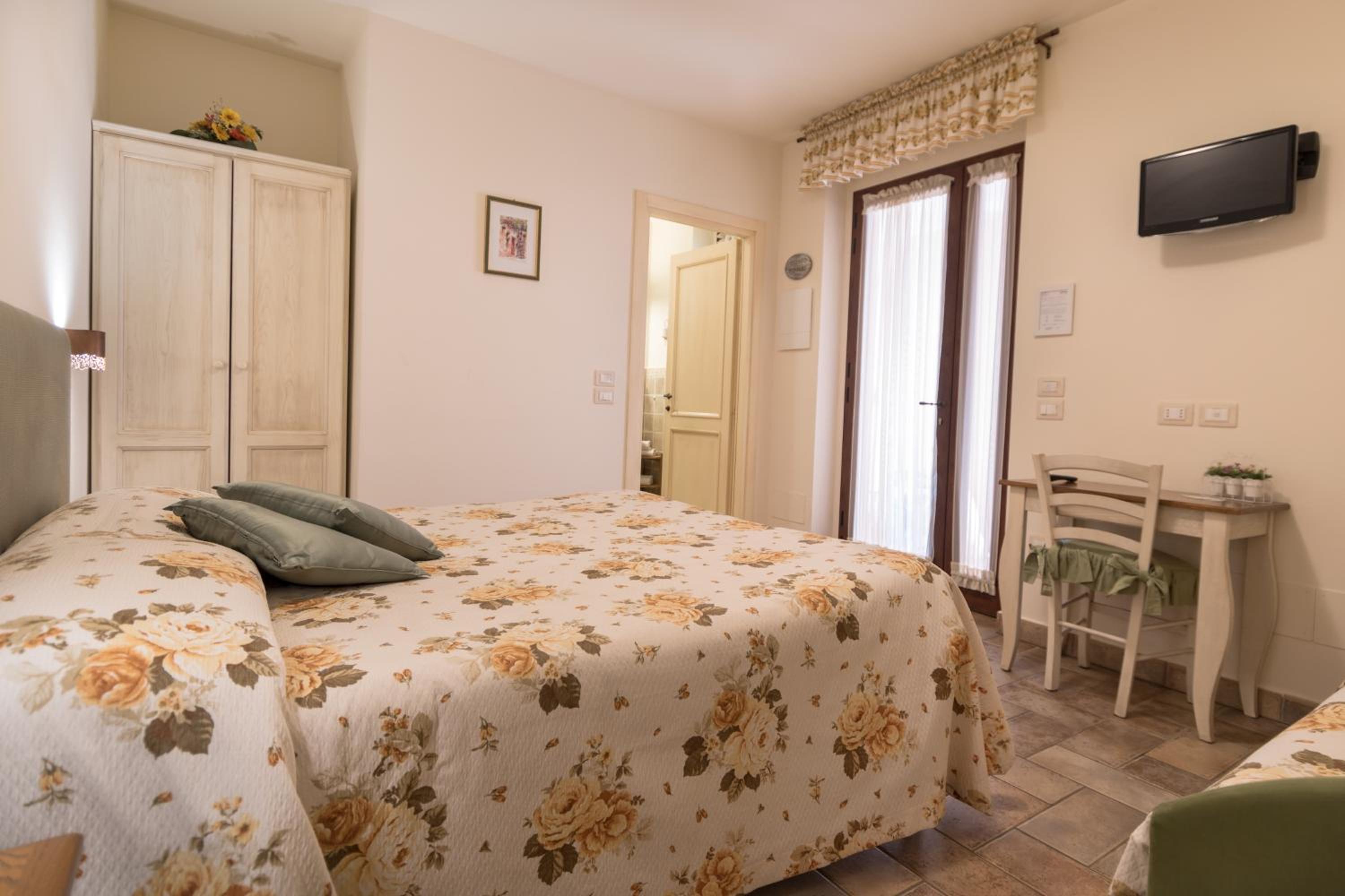 Classic Triple Room - Photo 2