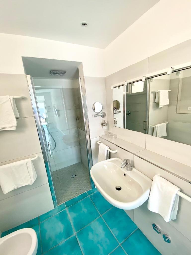 Junior Suite with Terrace and Sea View - Photo 12