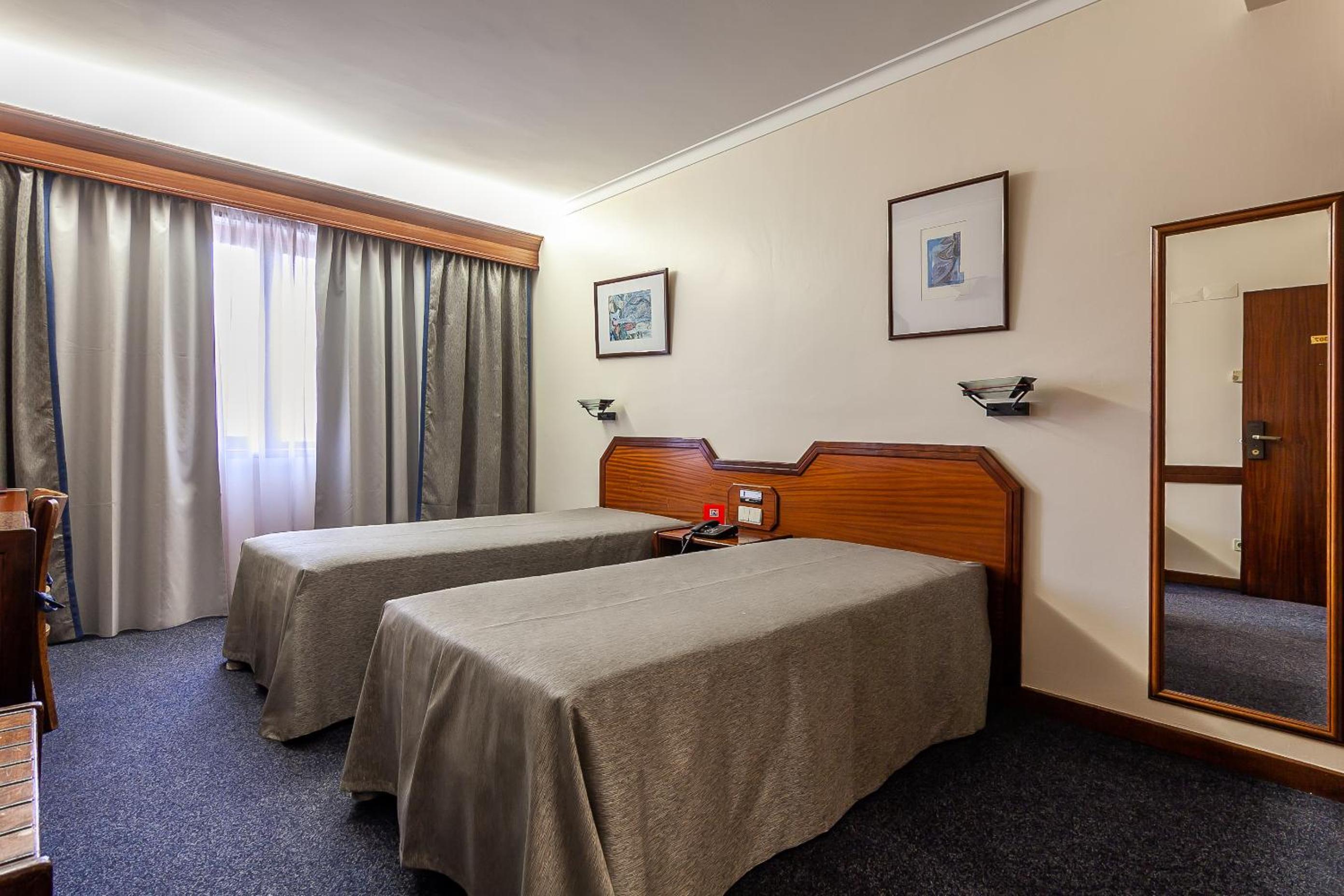 Twin Room with Extra Bed photo 3