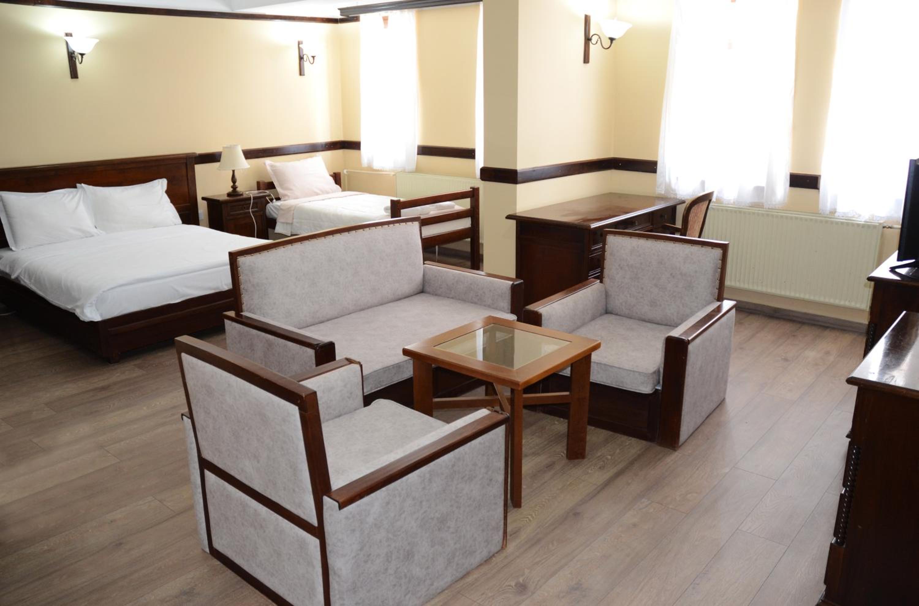 Suite with Lake View (3 Adults) - Photo 4