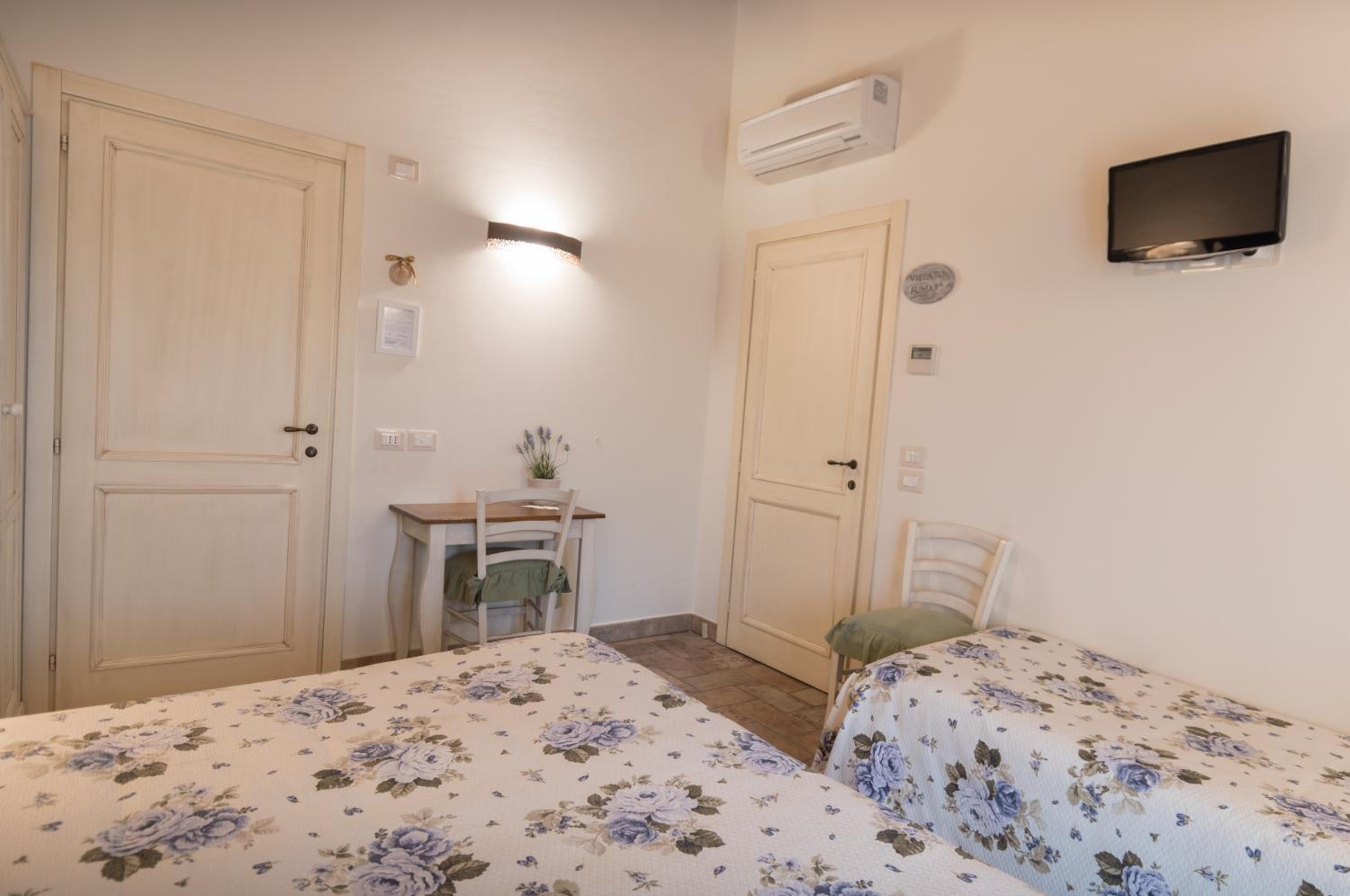 Triple Room - Photo 9