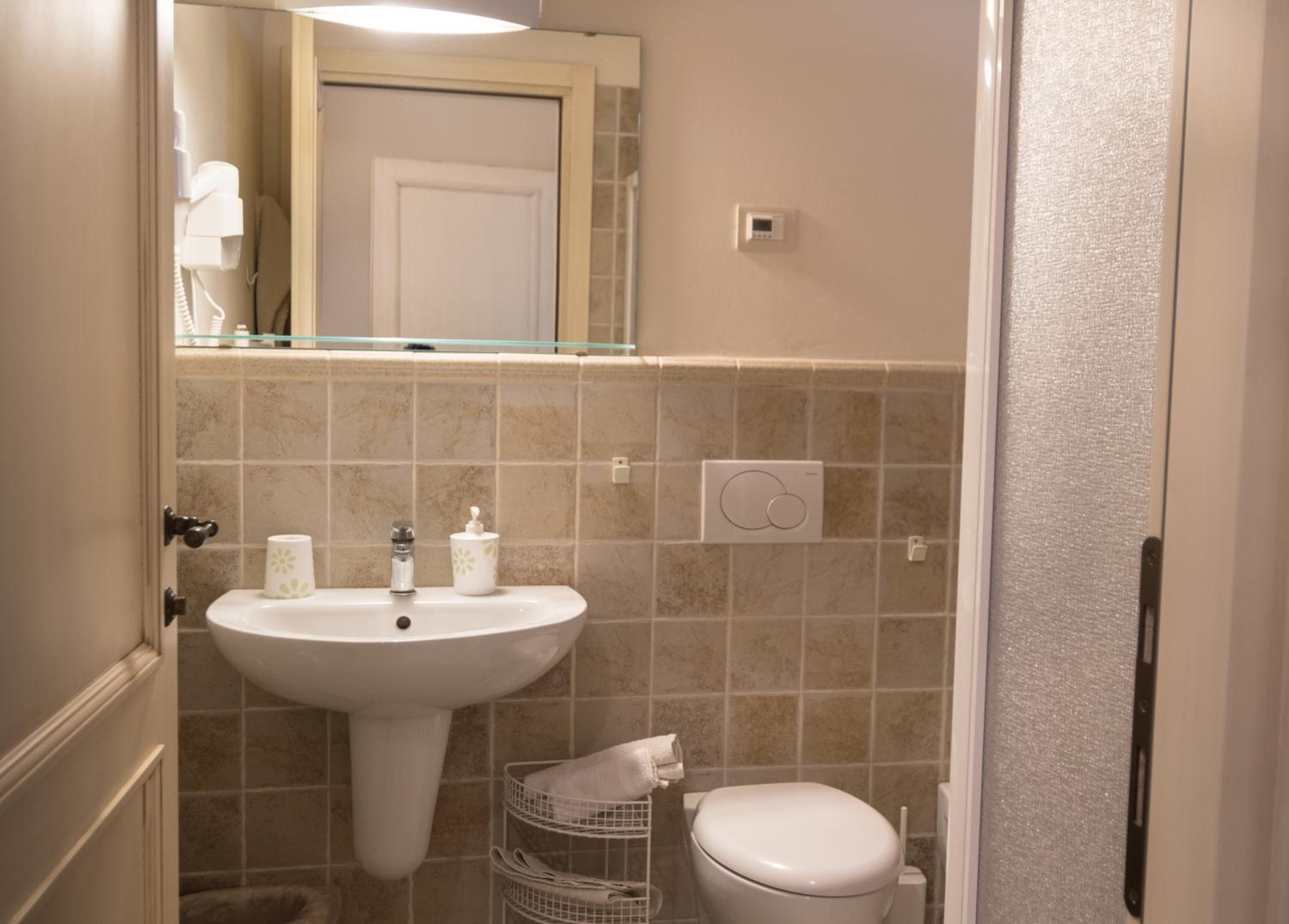 Studio Apartment - Photo 2