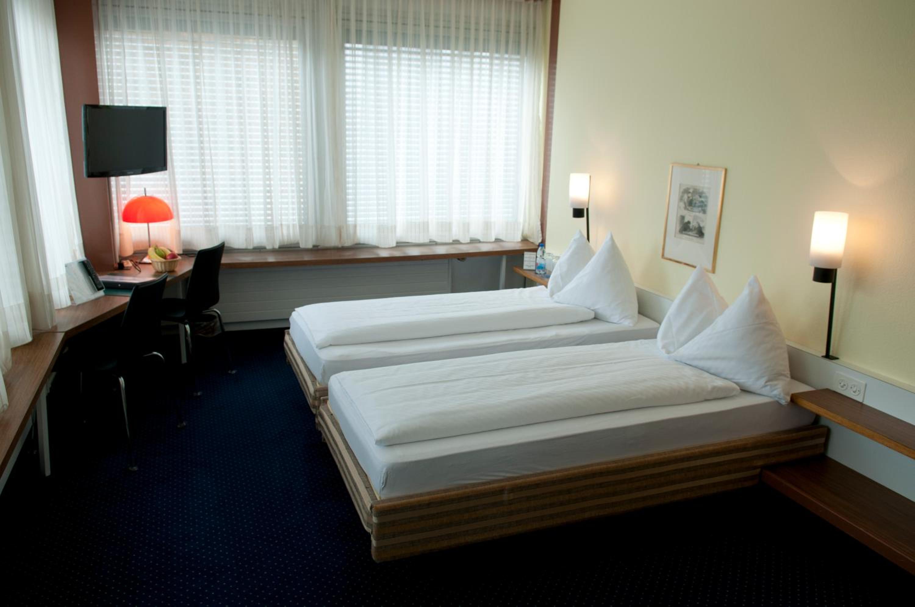 Standard Double Room - Photo 9