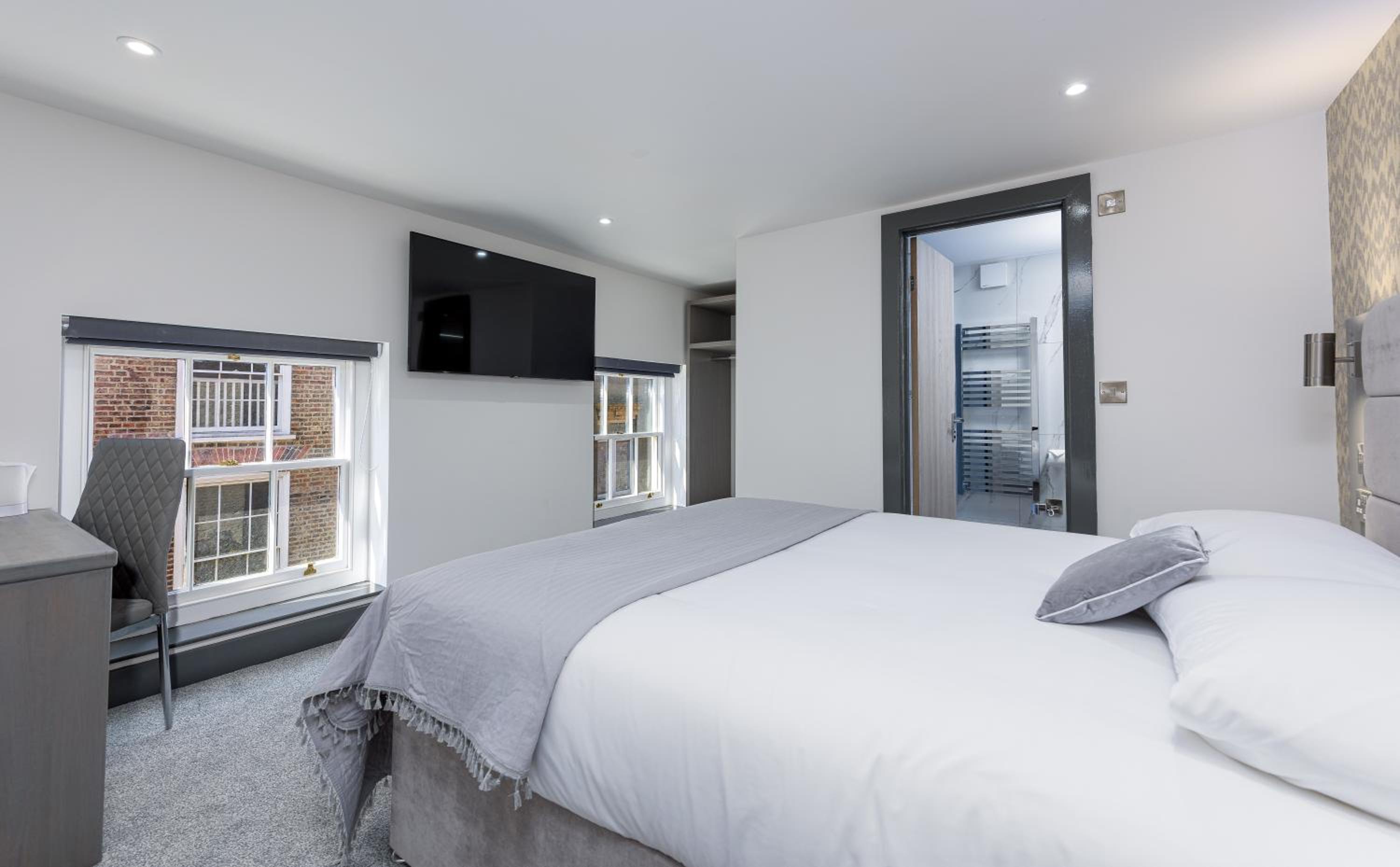 Deluxe King Room - Photo 3