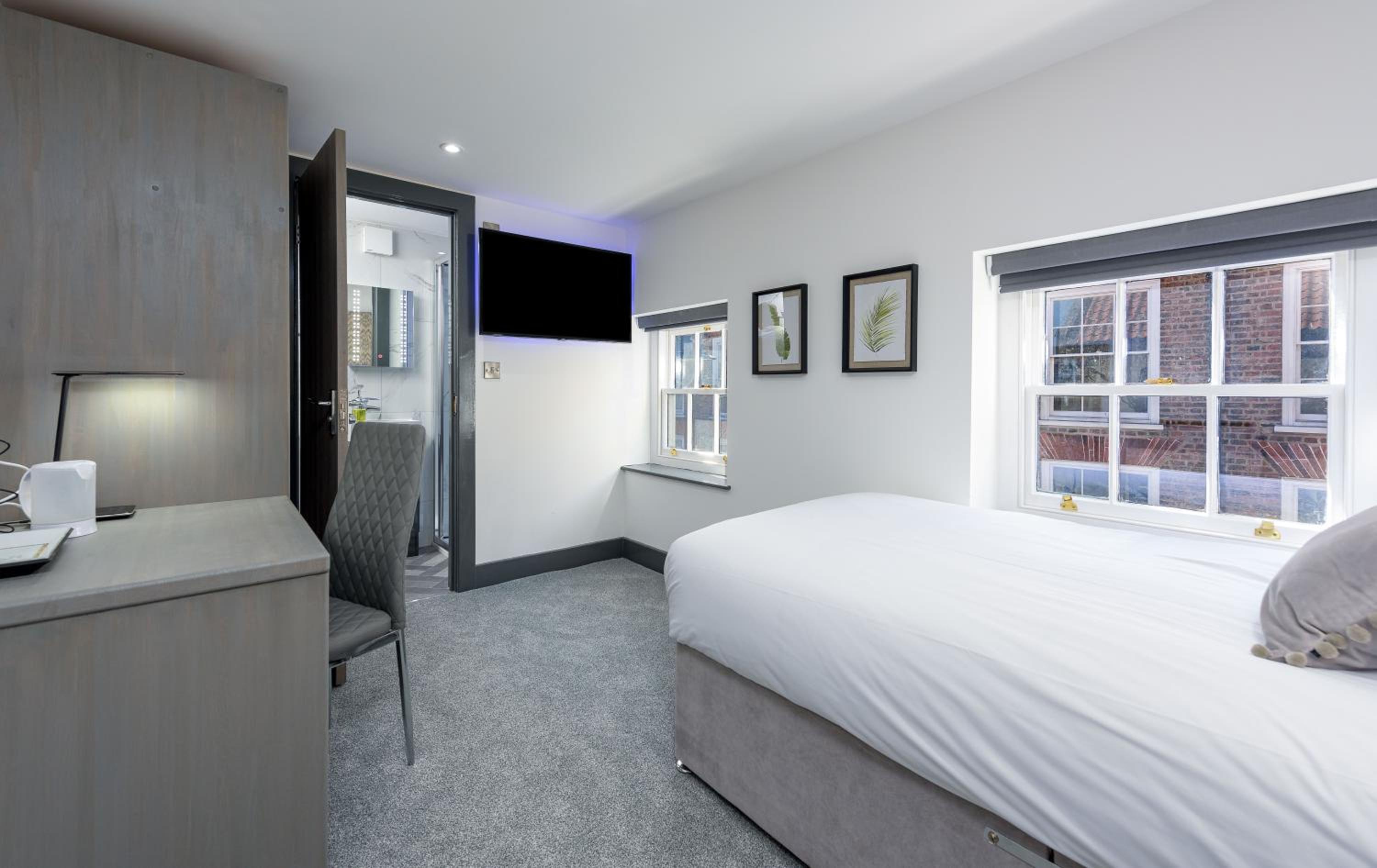 Deluxe King Room - Photo 13