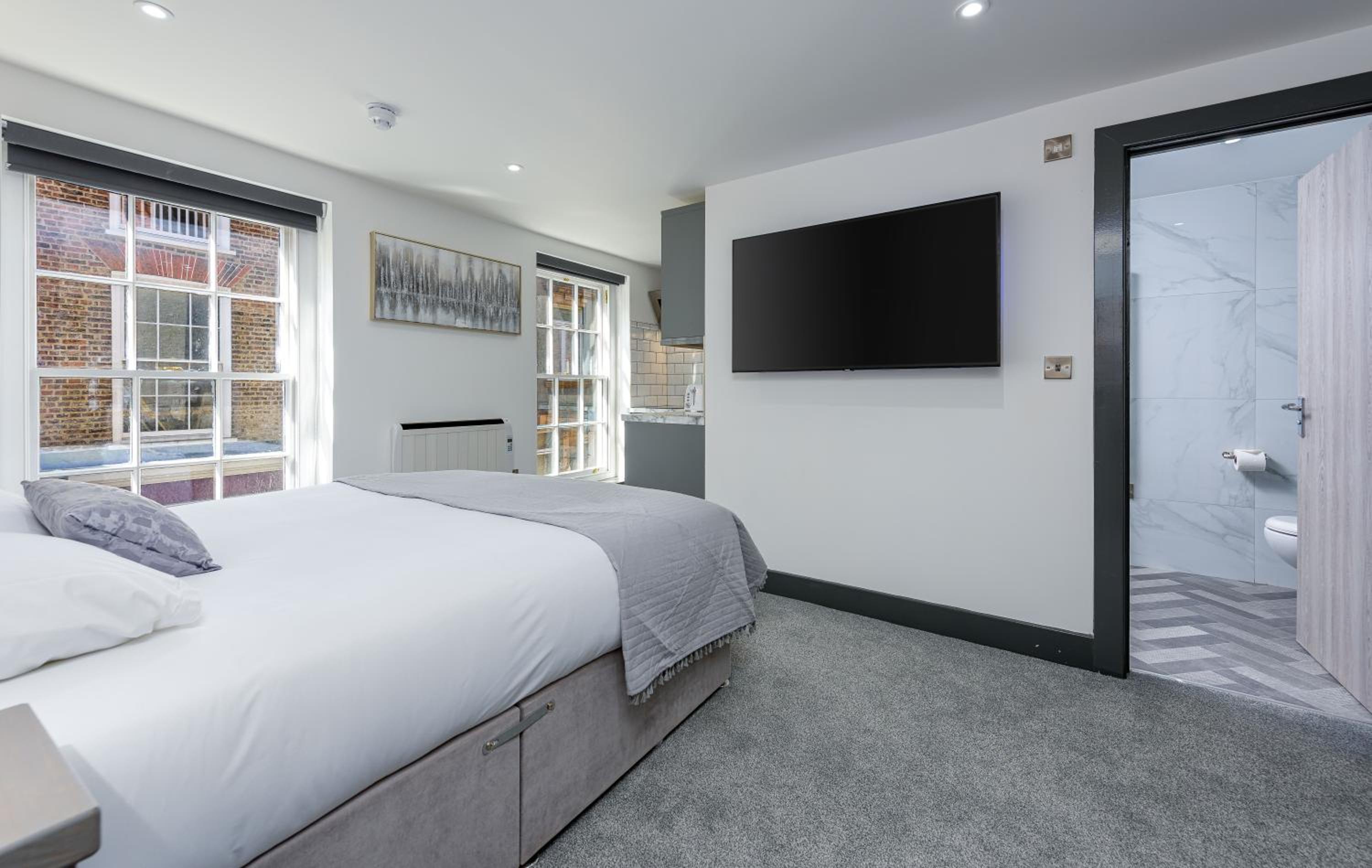 Deluxe King Room - Photo 4