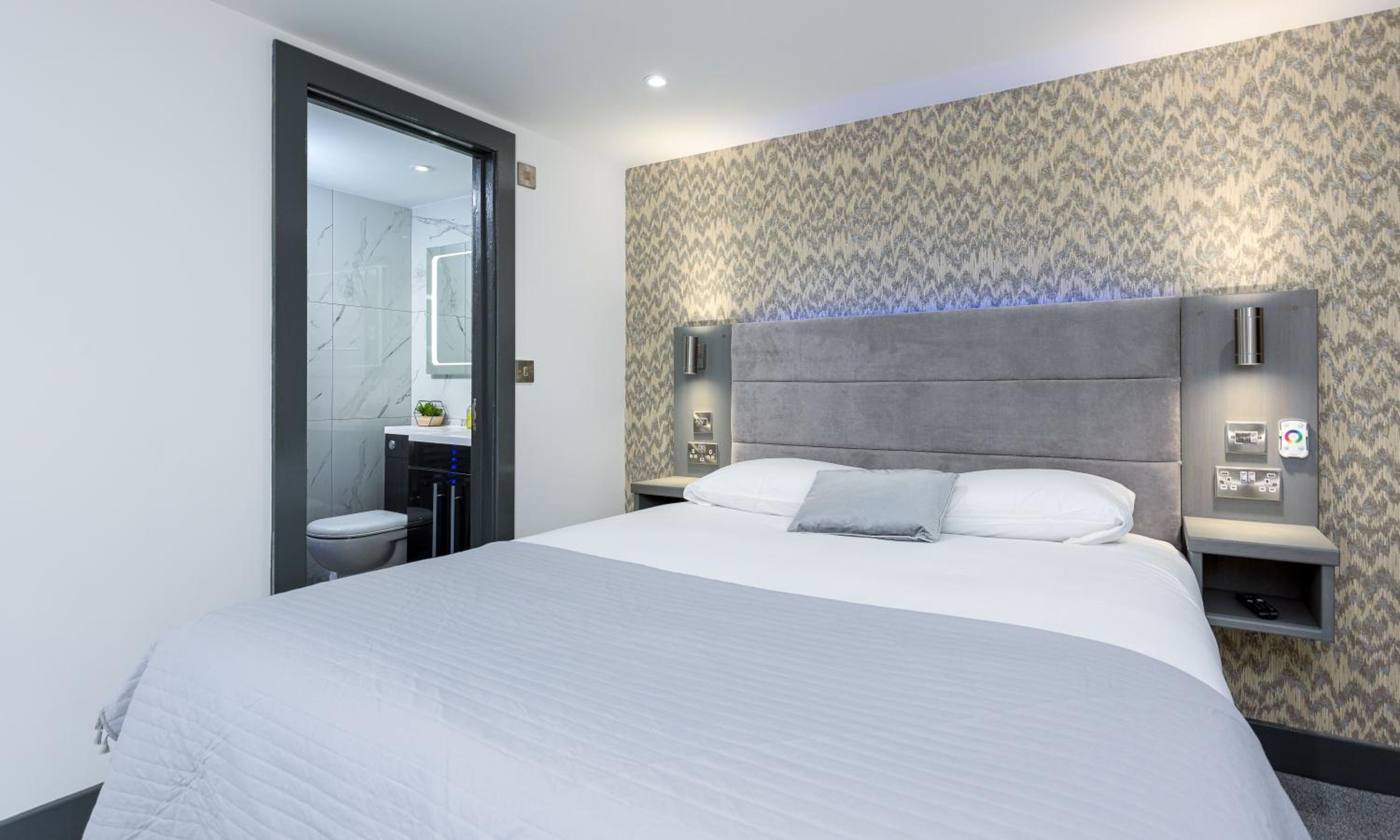 Deluxe King Room - Photo 1