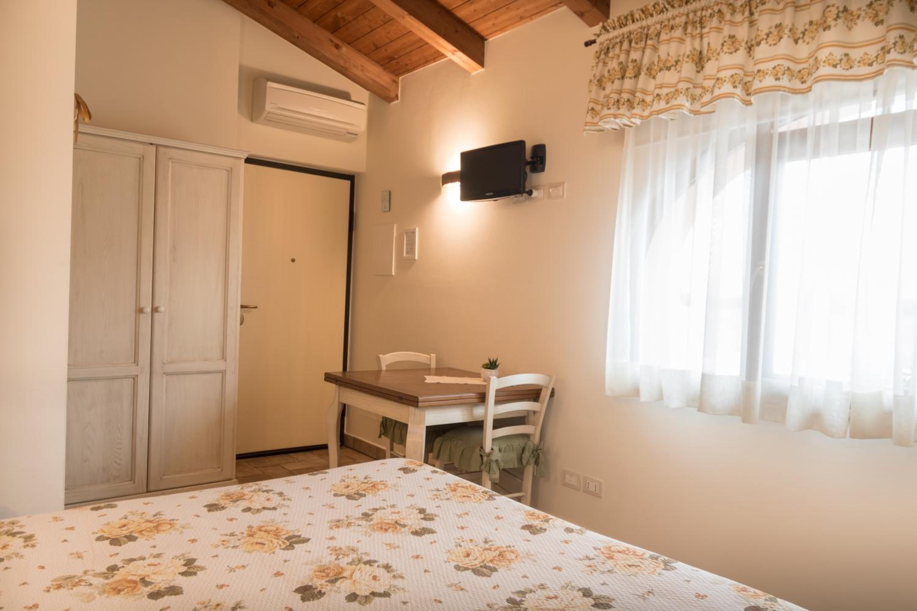 Studio Apartment - Photo 6