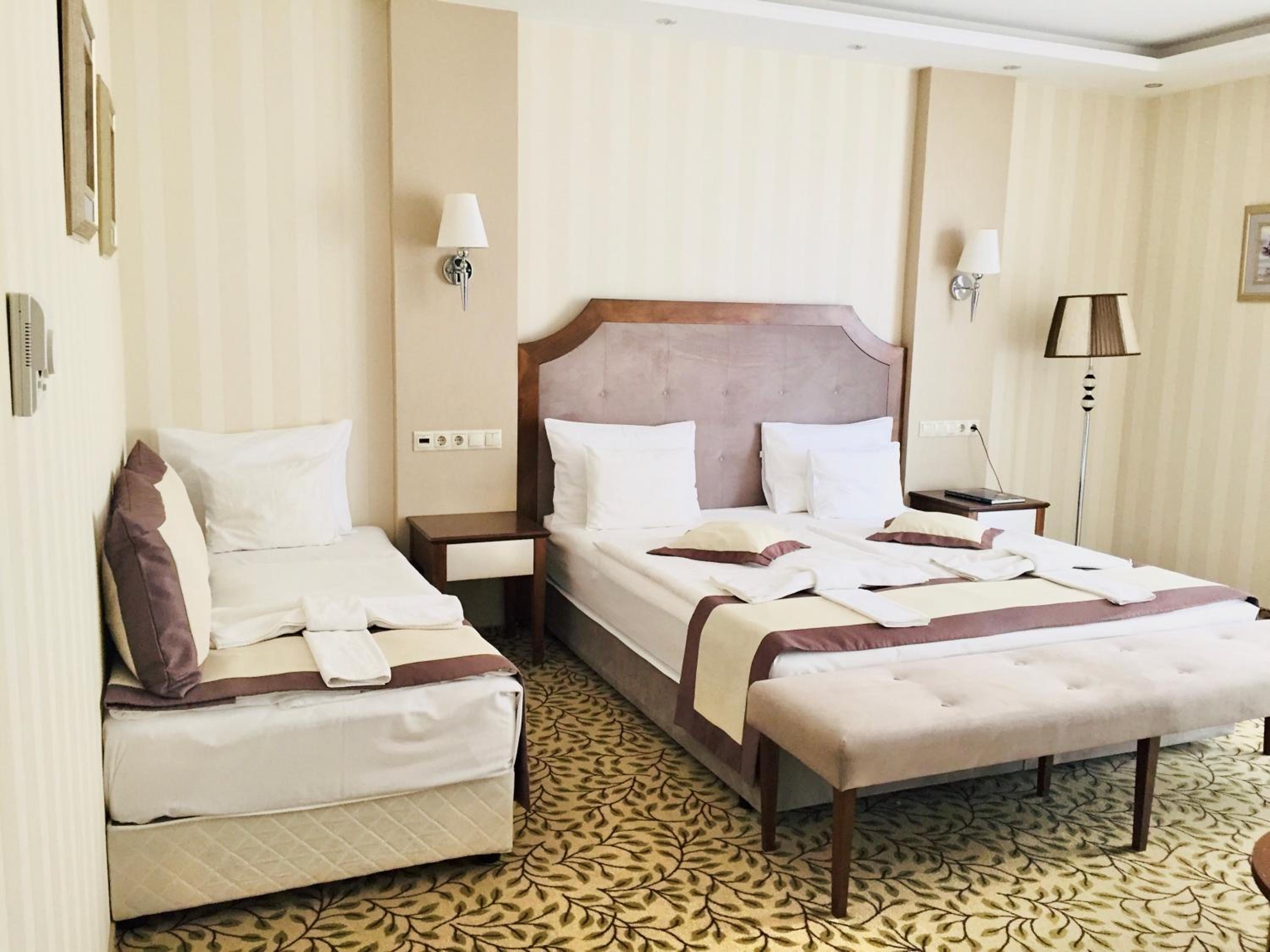 Triple Room with Balcony - Photo 2