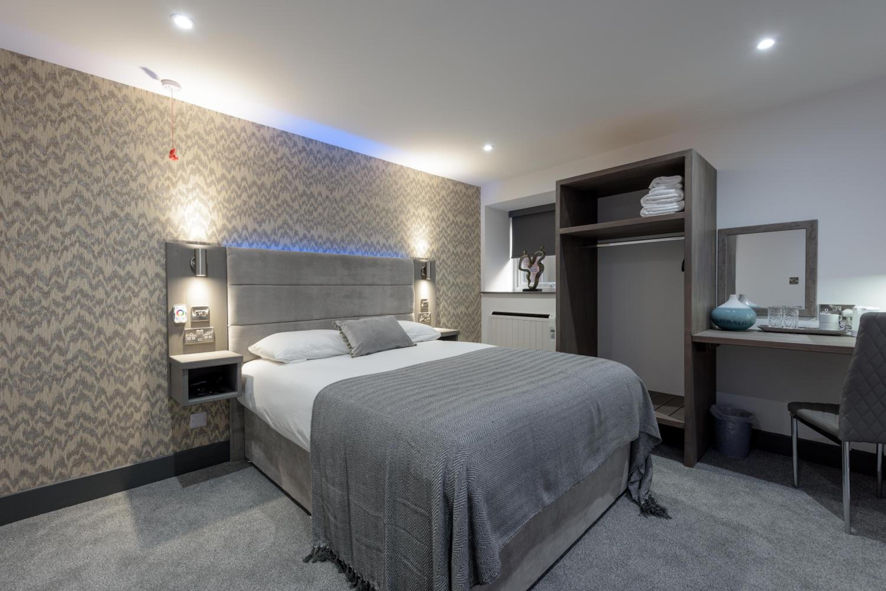 Deluxe King Room - Photo 8