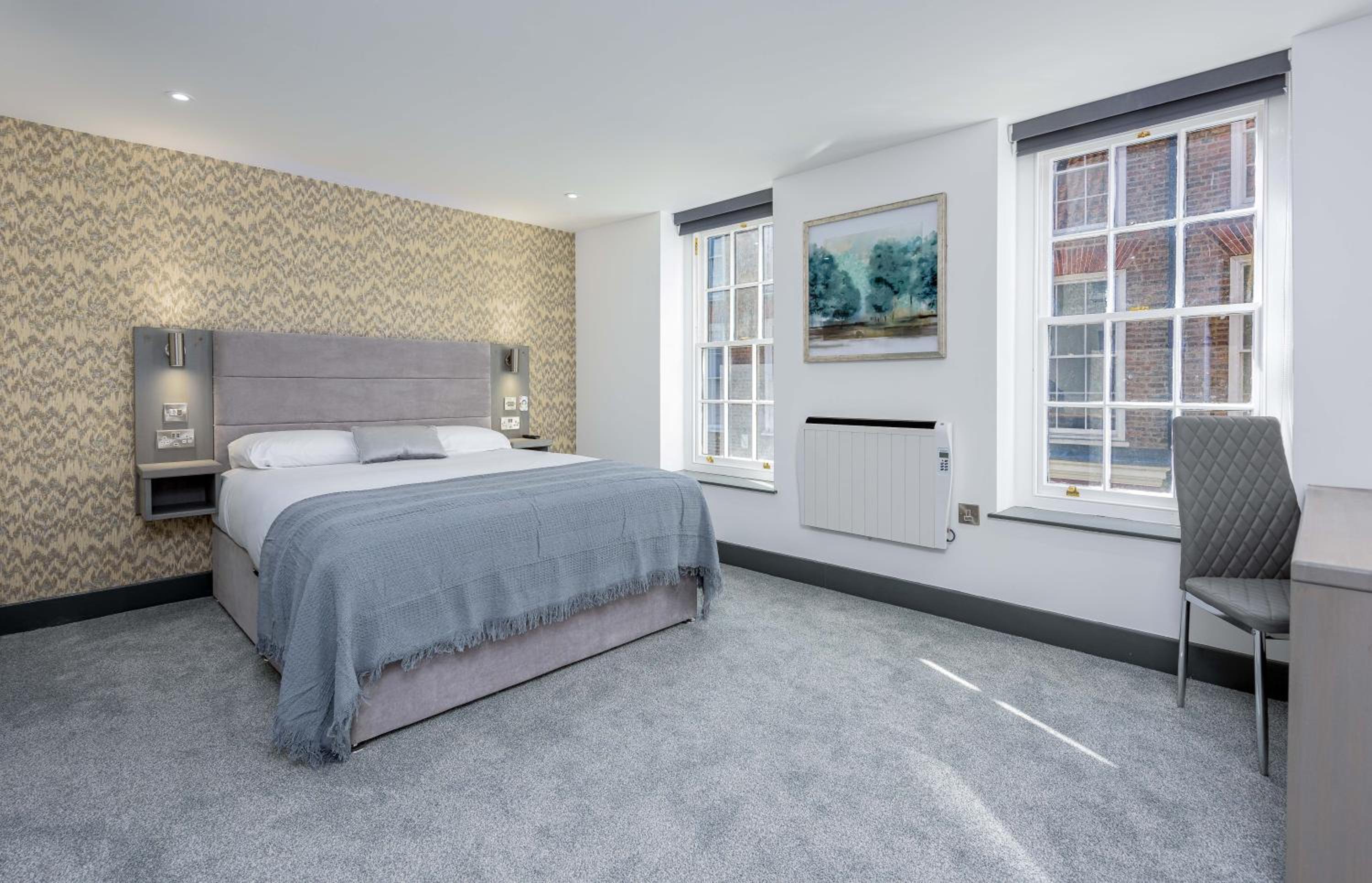 Deluxe King Room - Photo 9