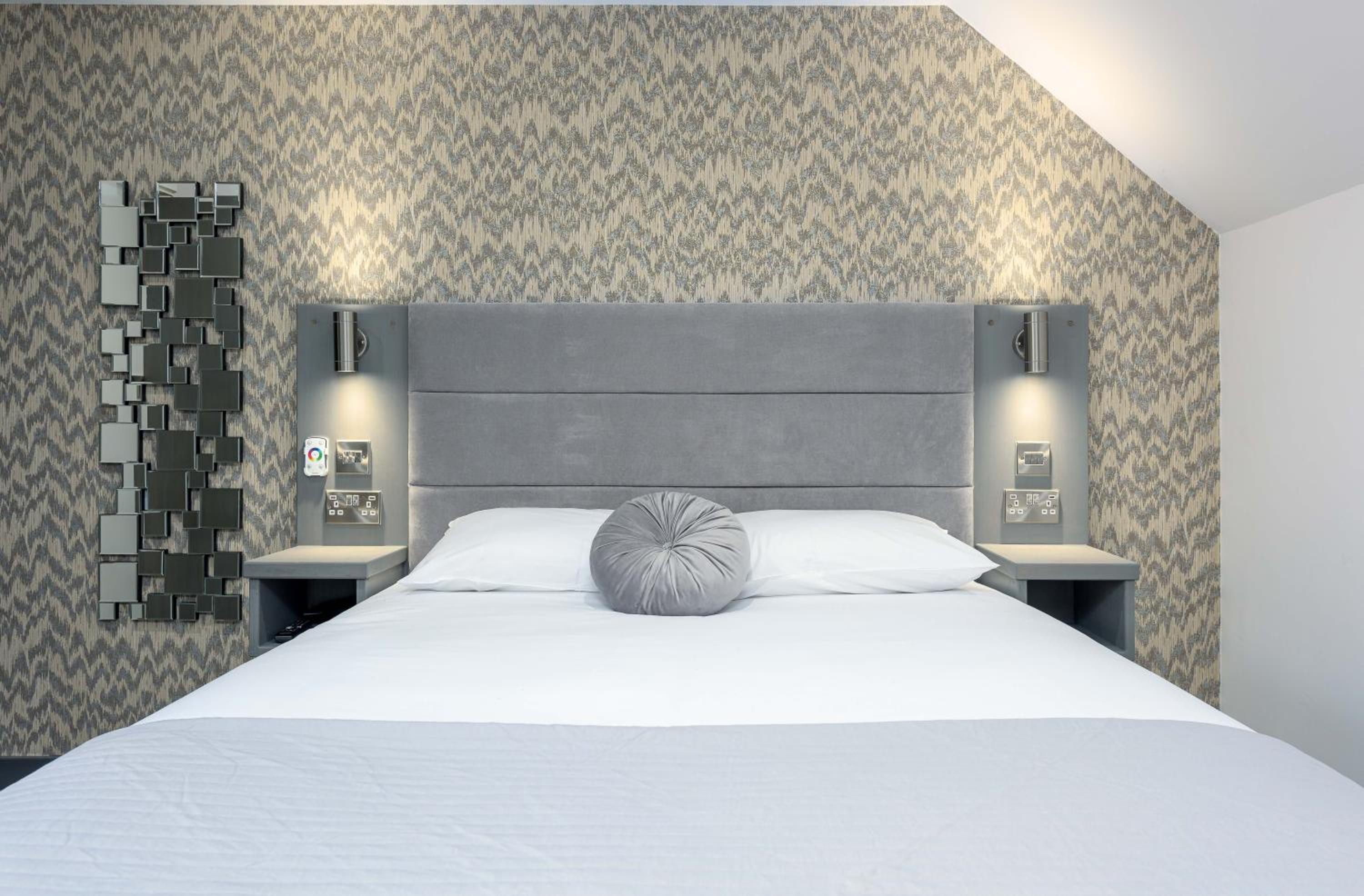 Deluxe King Room - Photo 10