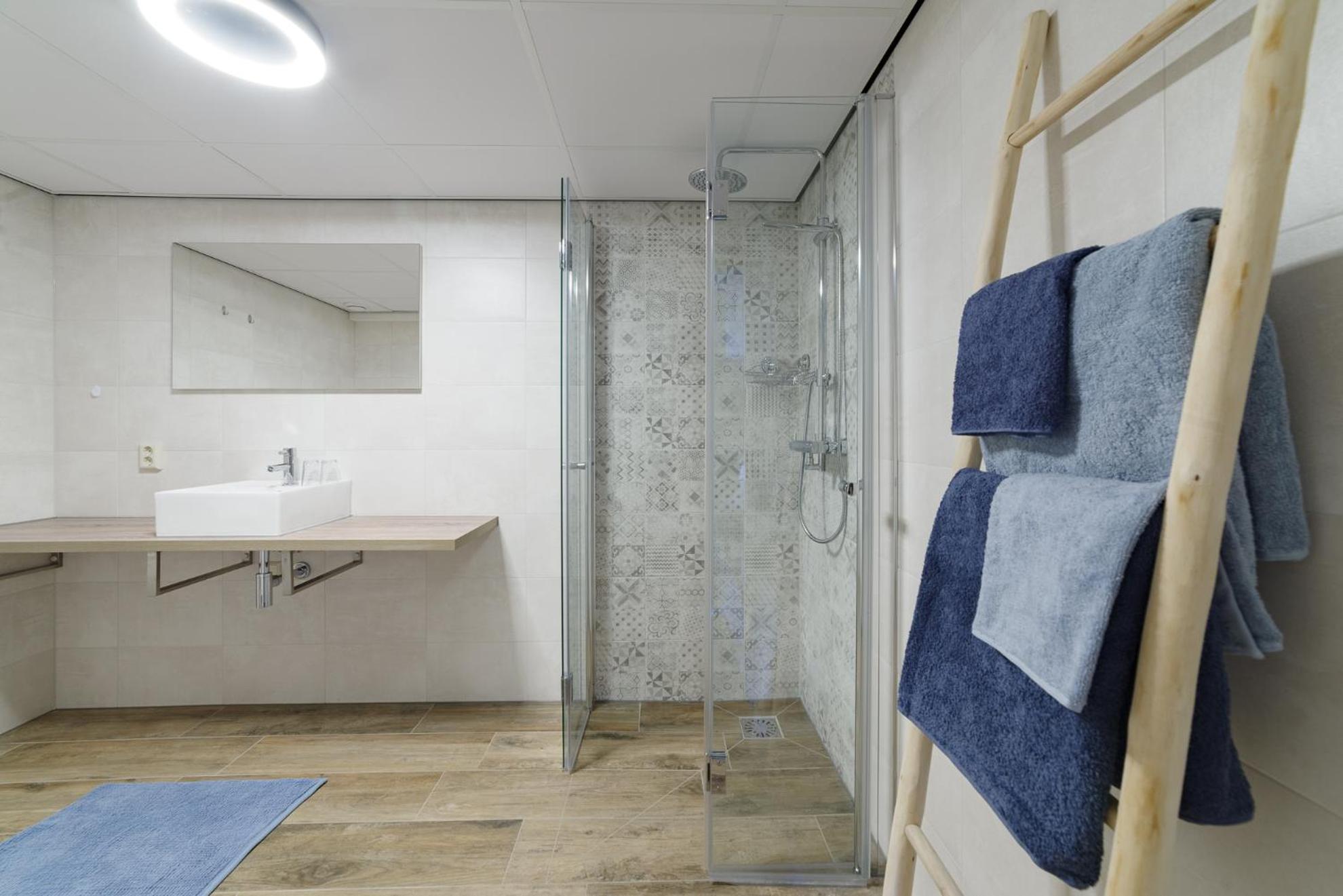 King Room With Roll-In Shower - Disability Access photo 3