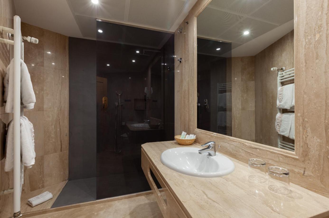Premium Double Room with Terrace and Puerta del Sol Views photo 2