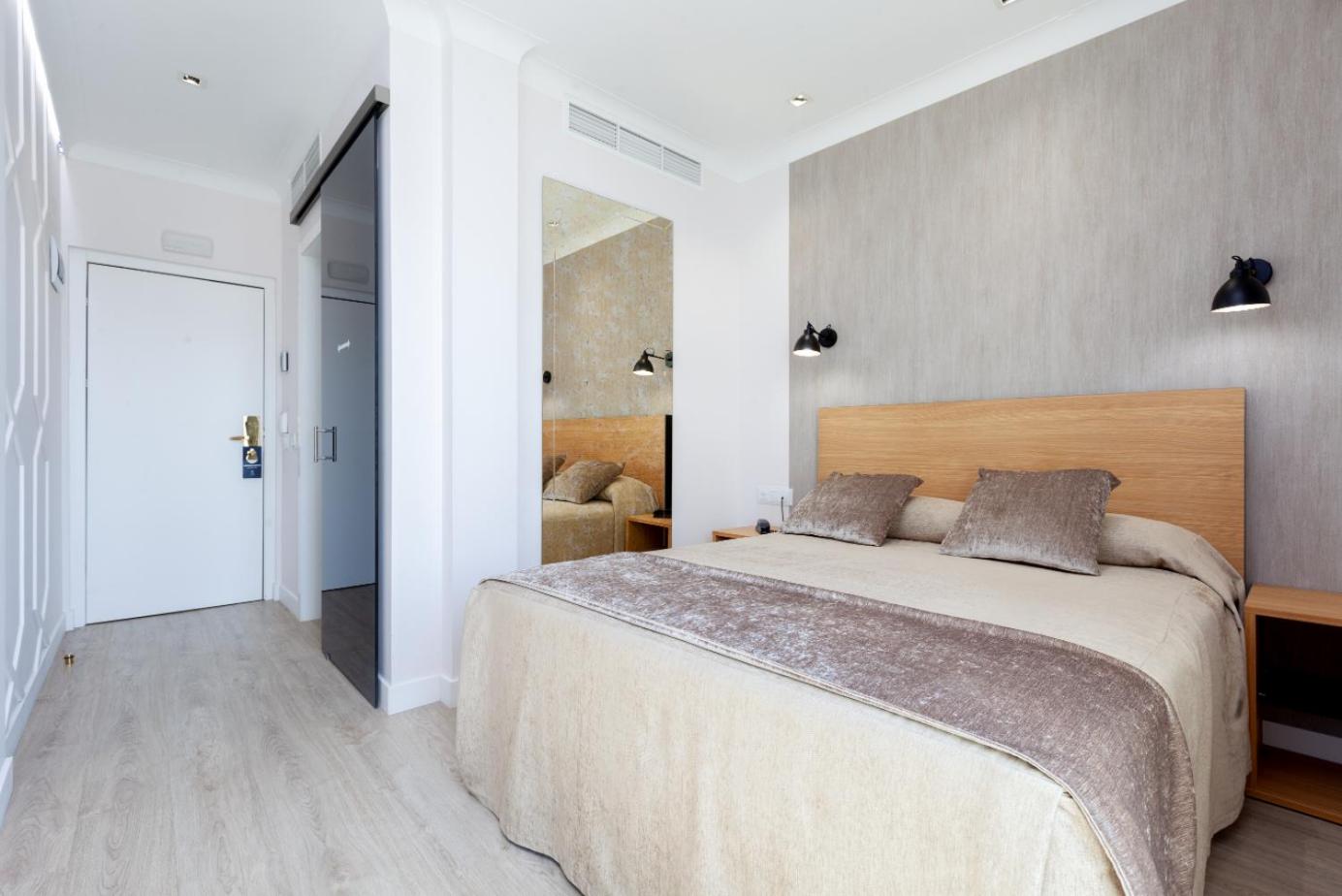 Premium Double Room with Terrace and Puerta del Sol Views photo 3