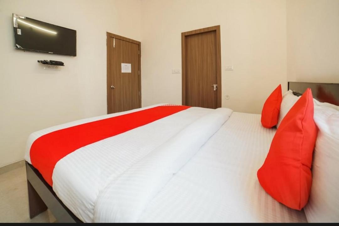 Deluxe Double Room (2 Adults + 1 Child) photo 1