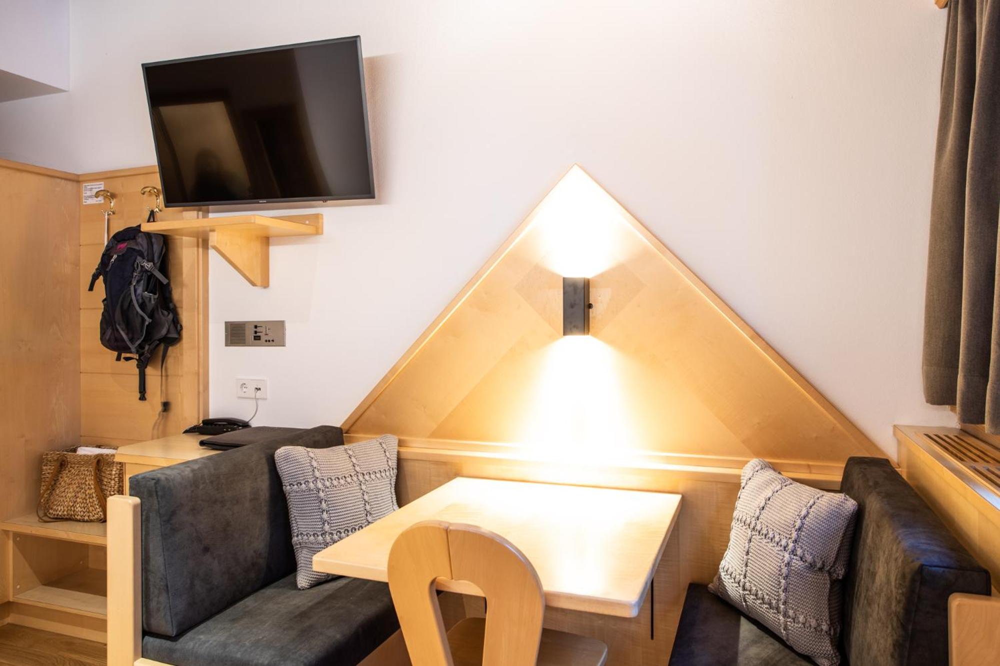 Double or Twin Room with Mountain View photo 2