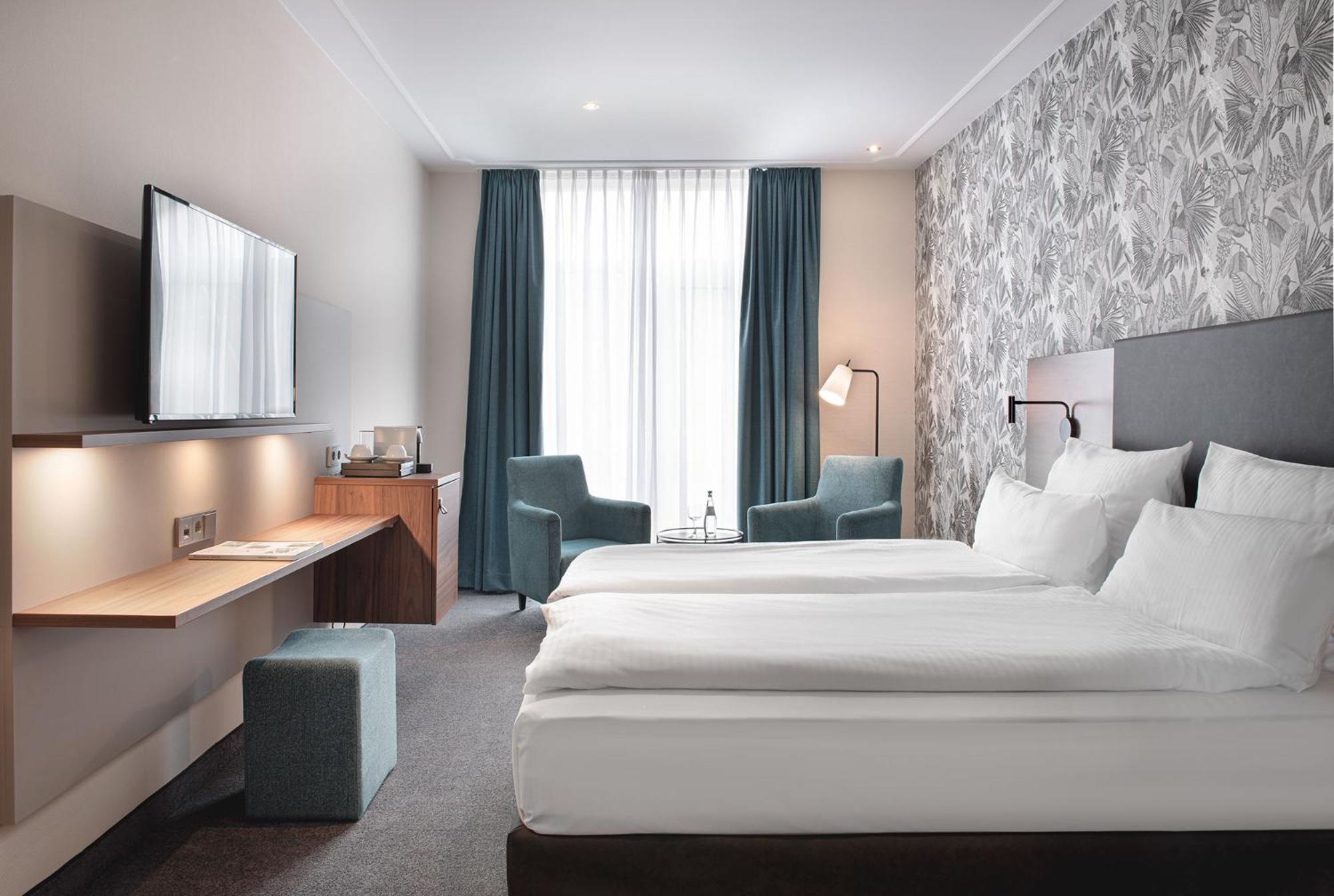 Classic Double Room with Balcony - Photo 3