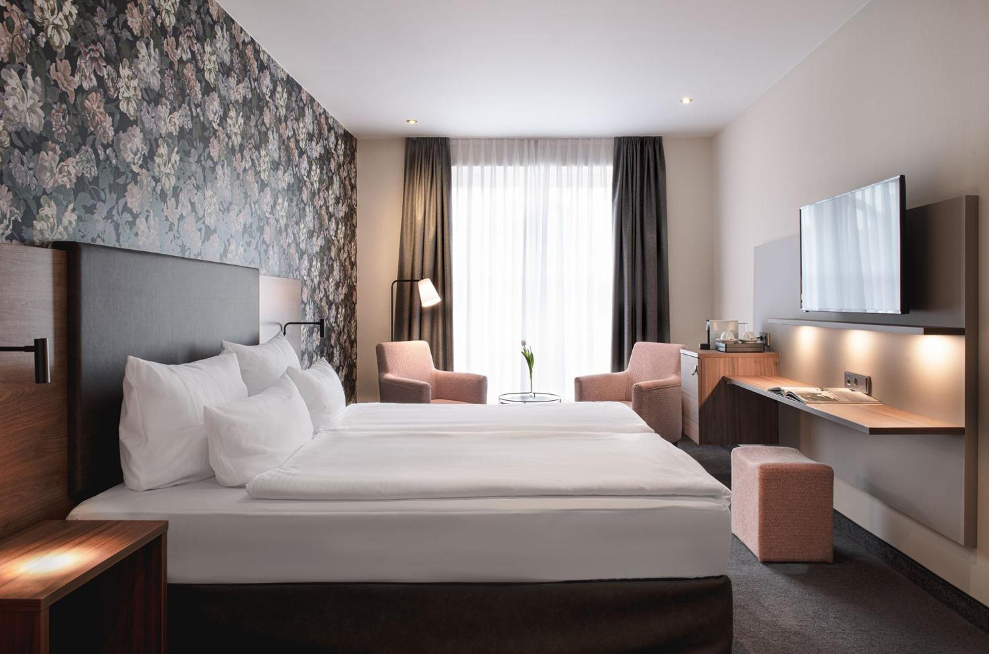 Classic Double Room with Balcony - Photo 2