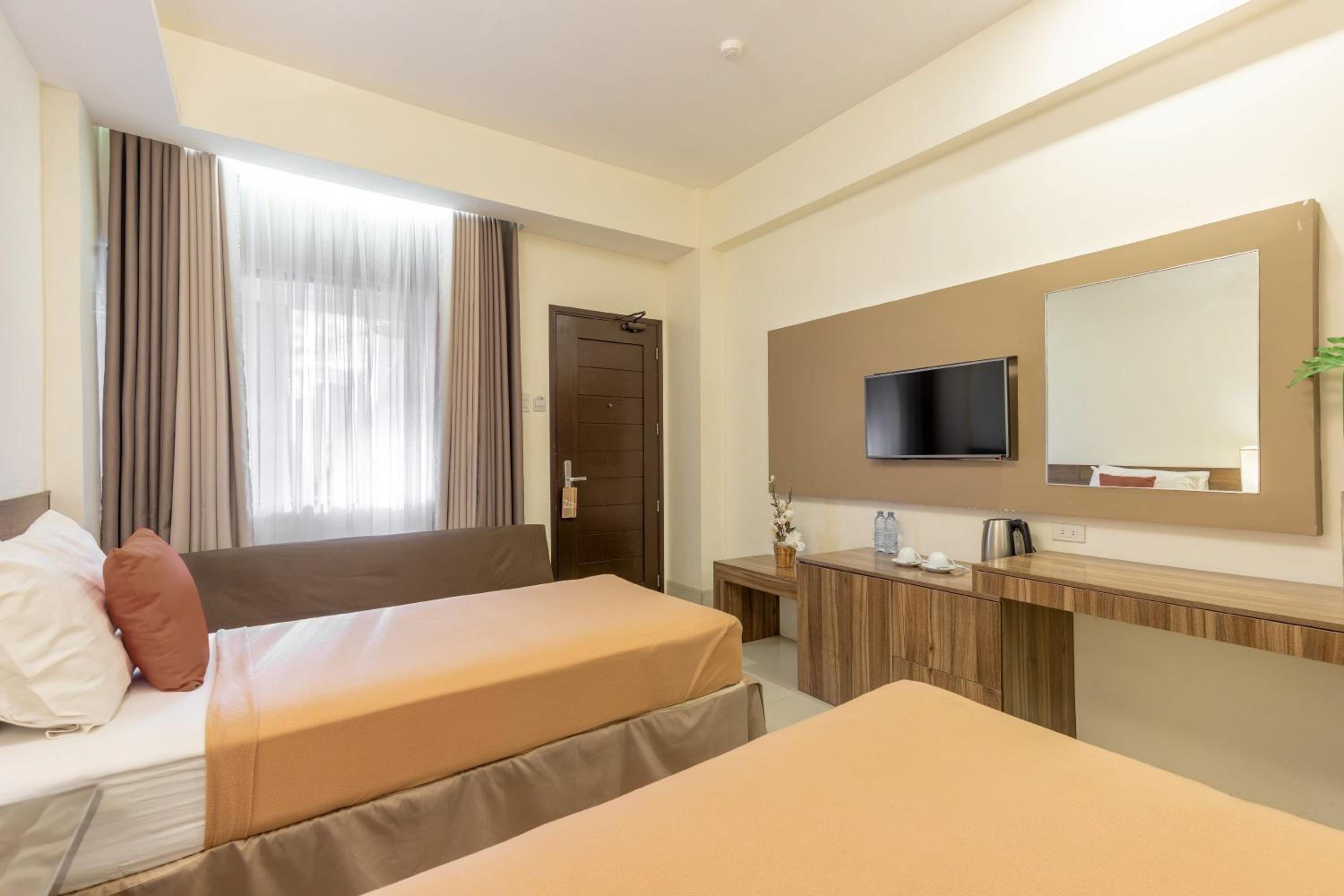 Deluxe Queen or Twin Room