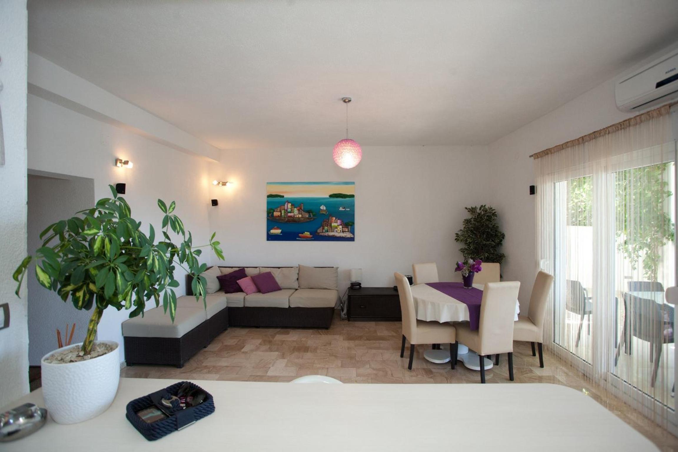 Apartment photo 2