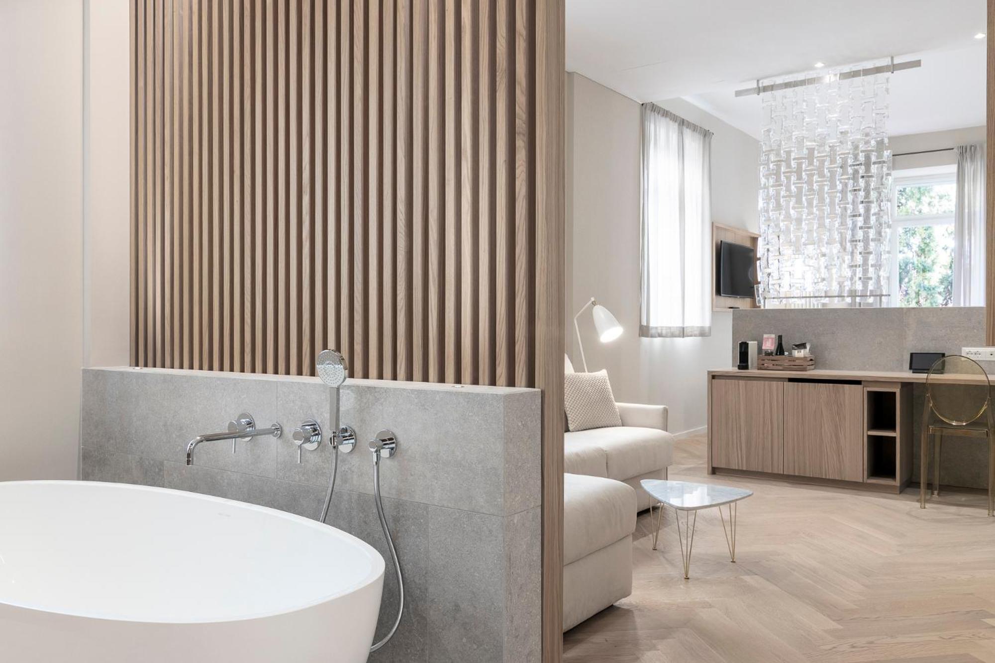 Design Suite with Balcony and Bathtub - Photo 1